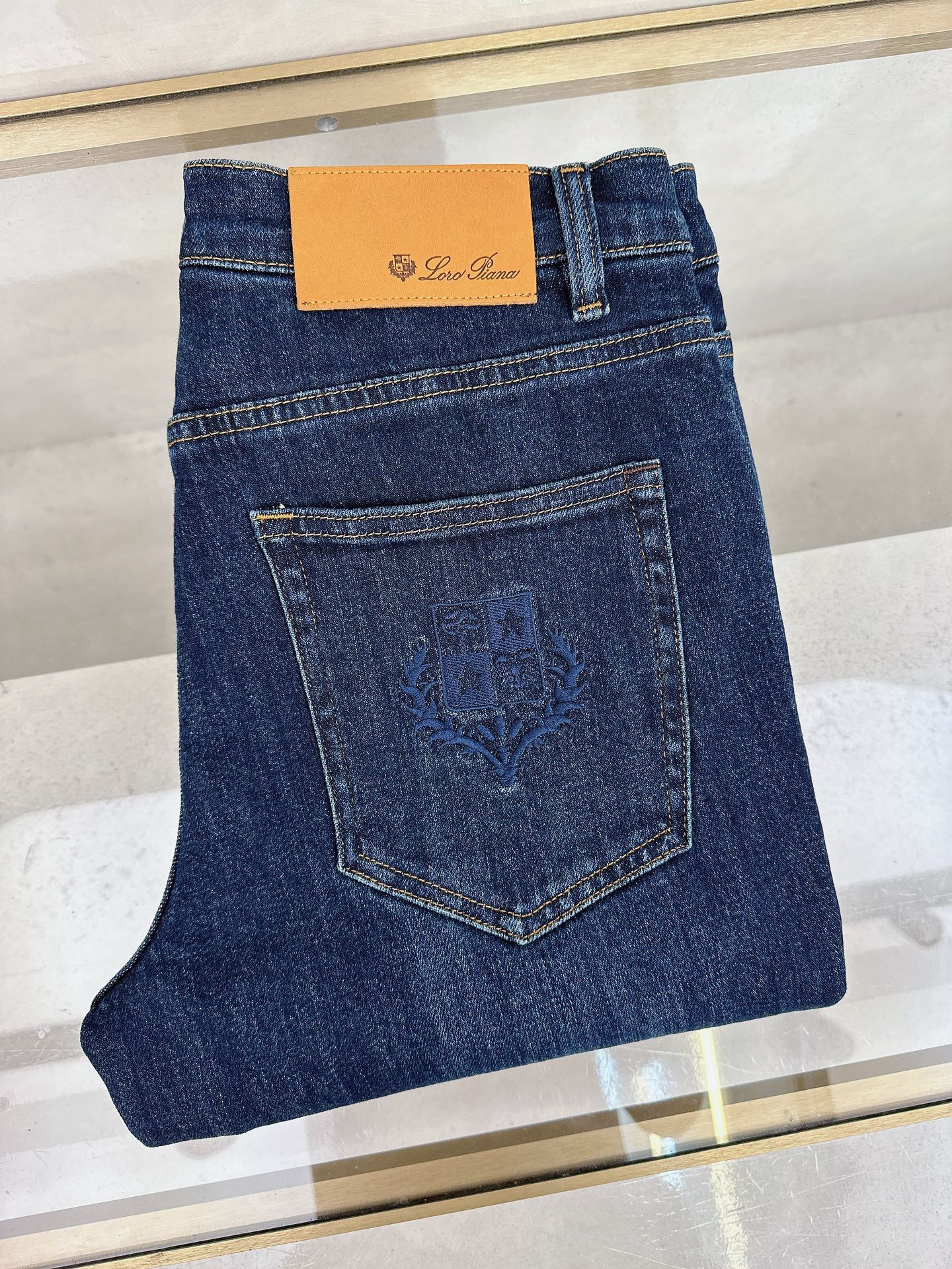 NO:528060,LP 1955SS autumn and winter new men's jeans trousers, worsted high-end quality, elastic denim denim cotton denim trousers, fixed-woven pure cotton quality fabric, the texture of the trousers brings elasticity without any restraint, making your daily wear more comfortable and agile. The smooth and not easily wrinkled fabric always remains flat and traceless, silently protecting your elegance. The leading official website is on sale. It is no different from the original. The fabric is slightly elastic, and the slim and crisp style shows long legs. It is simply a must-have item for everyone!  The waist with just the right width and carefully cut pockets are all engraved with branded logo buttons!  Showing the brand's own charm and high-end and elegant fashion taste, the back piece pocket consumes a lot of energy and spares no expense. The exclusive icon of the Heavy Industry Embroidery H-H-Home is created, and the exquisiteness is amazing to the craftsmen for ten years!  The details show low-key and luxuriousness. The ready-to-wear is of high quality, exquisite and stylish, and has high-standard production in large factories with full details!  ~ 种种细节都再现独特的精美设计！  !  !  29-38, loro piana,alexander wang19860909LP 1955SS秋冬新款男士牛仔长裤,精纺定做高端品质,弹力丹宁牛仔棉质牛仔长裤,定织纯棉品质面料,裤身肌理感带来弹力毫无束缚感,让你日常穿着更加舒适矫健,顺滑不易褶皱的面料时刻保持平整无痕,默默守护着你的优雅. 领先官网发售..与原版毫无区别,面料略带弹力,版型修身挺括尽显长腿欧巴,简直是人手必备单品！ 宽度恰到好处的腰头跟精心裁剪的口袋,均采用刻有品牌logo纽扣！彰显品牌自身的迷人魅力和高奢雅艺的时尚品味,后片口袋更是消耗大量精力不惜血本,重工刺绣H家专属图标打造出,精致程度令十年手工师傅都惊叹的！细节之处尽显低调奢华.成衣品质感高级,精致有型、 细节满分的大厂高规格制作！~ 种种细节都再现独特的精美设计！！！ 29-38,,loro piana,alexander wang,Men's clothing