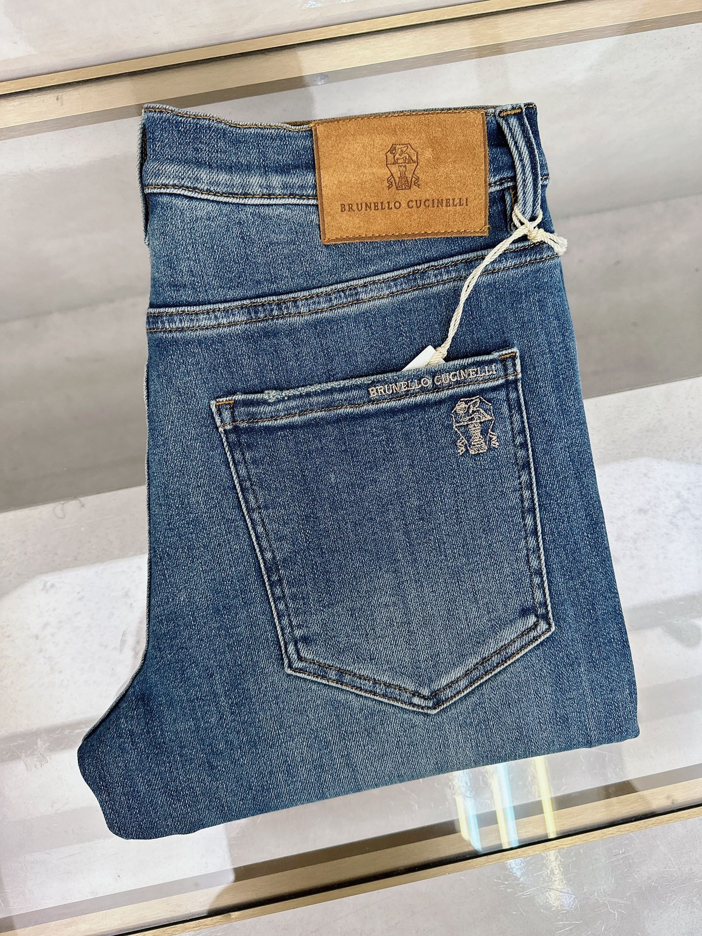 NO:528062,BC 2025SS autumn and winter new men's jean trousers, worsted custom high-end quality, elastic denim denim cotton denim trousers, fixed-woven pure cotton quality fabric, the texture of the trousers brings elasticity without any restraint, making your daily wear more comfortable and agile. The smooth and not easily wrinkled fabric always remains flat and traceless, silently protecting your elegance. It is on sale on the leading official website. It is no different from the original. The fabric is slightly elastic, and the slim and crisp style shows long legs. It is simply a must-have item for everyone!  The waist with just the right width and carefully cut pockets are all engraved with branded logo buttons!  Showing the brand's own charm and high-end and elegant fashion taste, the back piece pocket consumes a lot of energy and spares no expense. The exclusive icon of the Heavy Industry Embroidery H-H-Home is created, and the exquisiteness is amazing to the craftsmen for ten years!  The details show low-key and luxuriousness. The ready-to-wear is of high quality, exquisite and stylish, and has high-standard production in large factories with full details!  ~ All the details recreate unique and exquisite designs!  !  !  29-38,,alexander wang19860909BC 2025SS秋冬新款男士牛仔长裤,精纺定做高端品质,弹力丹宁牛仔棉质牛仔长裤,定织纯棉品质面料,裤身肌理感带来弹力毫无束缚感,让你日常穿着更加舒适矫健,顺滑不易褶皱的面料时刻保持平整无痕,默默守护着你的优雅. 领先官网发售..与原版毫无区别,面料略带弹力,版型修身挺括尽显长腿欧巴,简直是人手必备单品！ 宽度恰到好处的腰头跟精心裁剪的口袋,均采用刻有品牌logo纽扣！彰显品牌自身的迷人魅力和高奢雅艺的时尚品味,后片口袋更是消耗大量精力不惜血本,重工刺绣H家专属图标打造出,精致程度令十年手工师傅都惊叹的！细节之处尽显低调奢华.成衣品质感高级,精致有型、 细节满分的大厂高规格制作！~ 种种细节都再现独特的精美设计！！！ 29-38,,alexander wang,Men's clothing