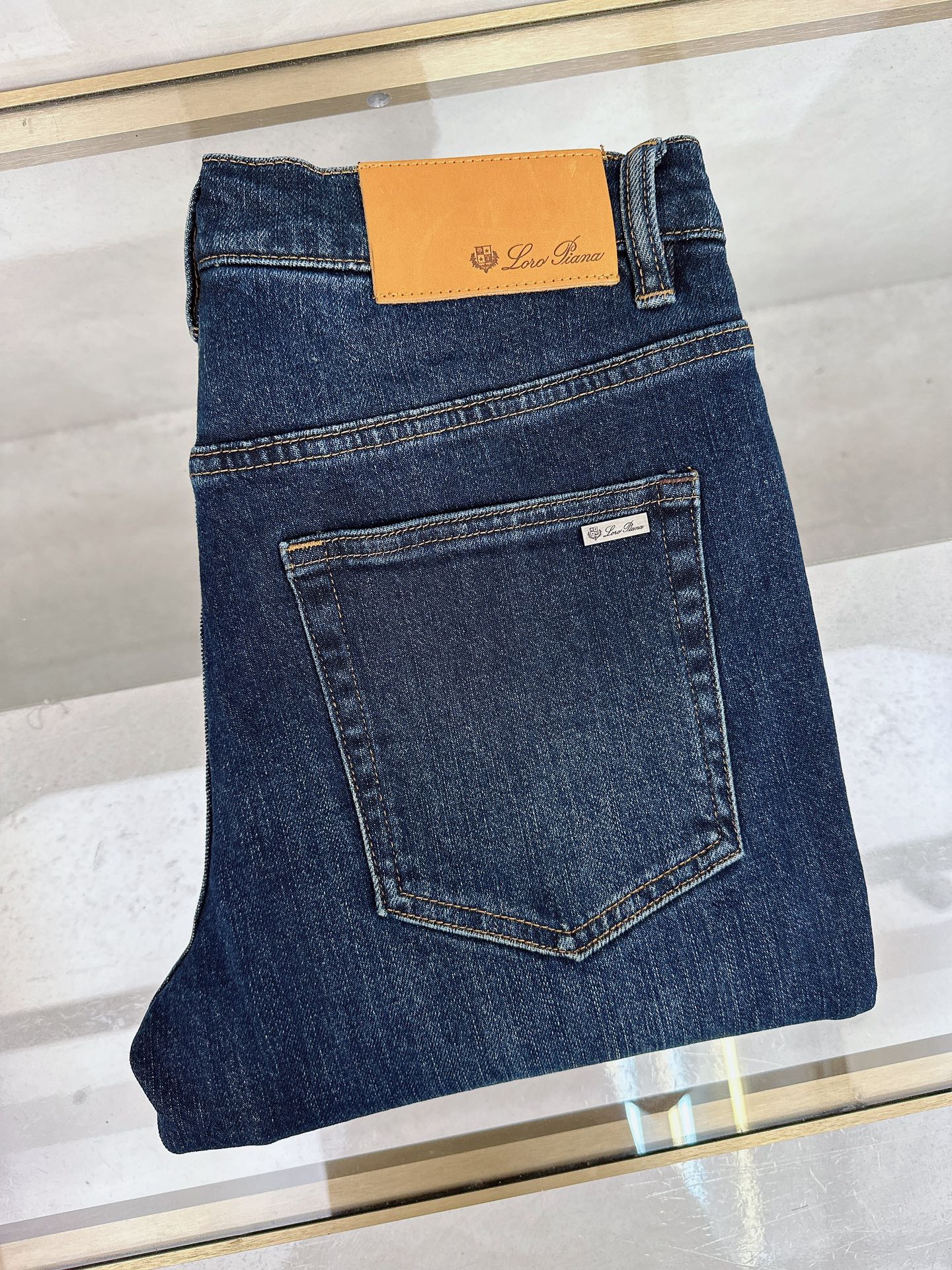 NO:528064,LP 1955SS autumn and winter new men's jeans trousers, worsted high-end quality, elastic denim denim cotton denim trousers, fixed-woven pure cotton quality fabric, the texture of the trousers brings elasticity without any restraint, making your daily wear more comfortable and agile. The smooth and not easily wrinkled fabric always remains flat and traceless, silently protecting your elegance. The leading official website is on sale. It is no different from the original. The fabric is slightly elastic, and the slim and crisp style shows long legs. It is simply a must-have item for everyone!  The waist with just the right width and carefully cut pockets are all engraved with branded logo buttons!  Showing the brand's own charm and high-end and elegant fashion taste, the back piece pocket consumes a lot of energy and spares no expense. The exclusive icon of the Heavy Industry Embroidery H-H-Home is created, and the exquisiteness is amazing to the craftsmen for ten years!  The details show low-key and luxuriousness. The ready-to-wear is of high quality, exquisite and stylish, and has high-standard production in large factories with full details!  ~ All the details recreate unique and exquisite designs!  !  !  29-38, loro piana,alexander wang19860909LP 1955SS秋冬新款男士牛仔长裤,精纺定做高端品质,弹力丹宁牛仔棉质牛仔长裤,定织纯棉品质面料,裤身肌理感带来弹力毫无束缚感,让你日常穿着更加舒适矫健,顺滑不易褶皱的面料时刻保持平整无痕,默默守护着你的优雅. 领先官网发售..与原版毫无区别,面料略带弹力,版型修身挺括尽显长腿欧巴,简直是人手必备单品！ 宽度恰到好处的腰头跟精心裁剪的口袋,均采用刻有品牌logo纽扣！彰显品牌自身的迷人魅力和高奢雅艺的时尚品味,后片口袋更是消耗大量精力不惜血本,重工刺绣H家专属图标打造出,精致程度令十年手工师傅都惊叹的！细节之处尽显低调奢华.成衣品质感高级,精致有型、 细节满分的大厂高规格制作！~ 种种细节都再现独特的精美设计！！！ 29-38,,loro piana,alexander wang,Men's clothing