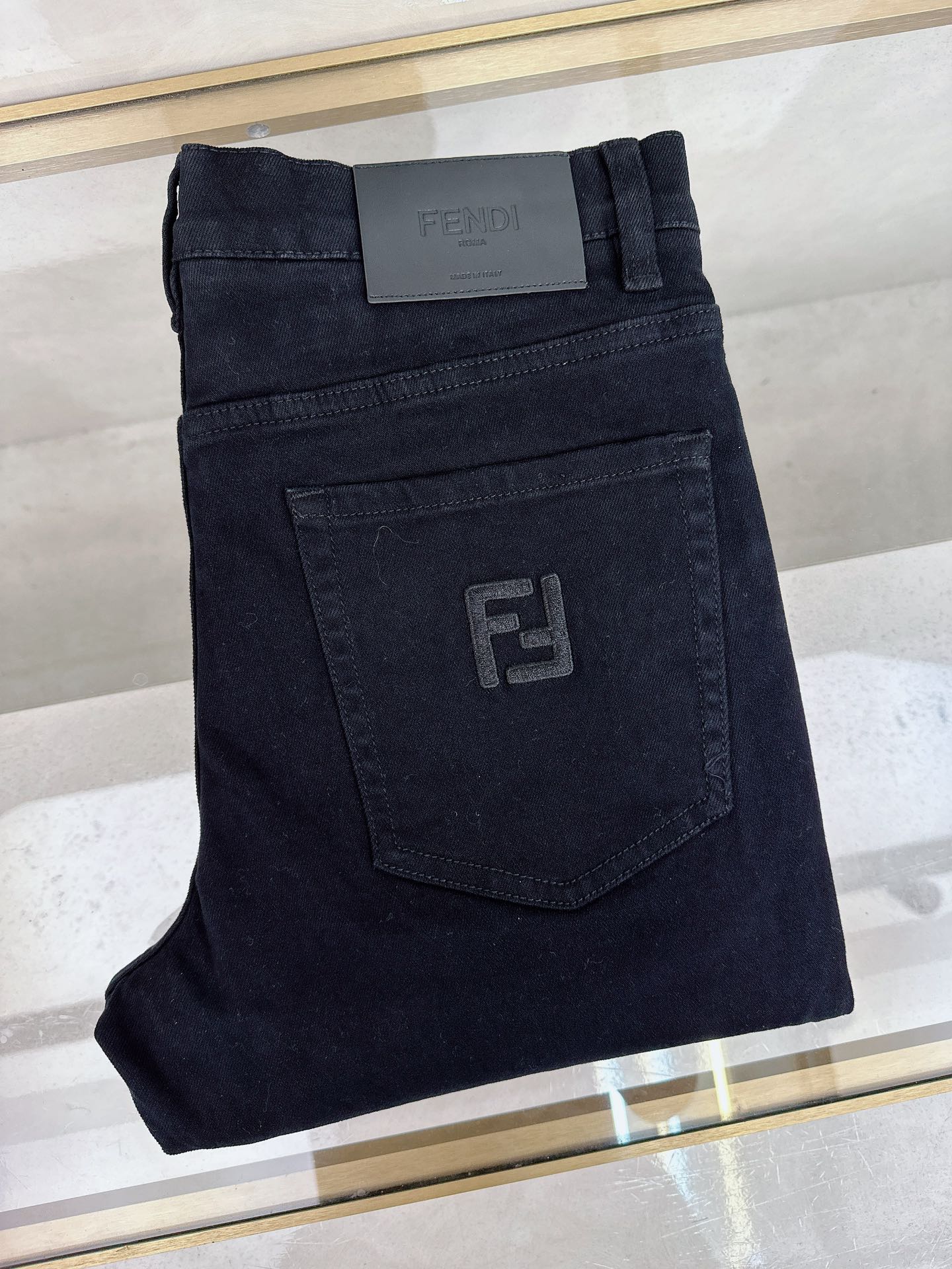 NO:528066,Fendi 2025SS fall and winter new men's jean trousers, worsted high-end quality, elastic denim denim cotton denim trousers, fixed-woven pure cotton quality fabric, the texture of the trousers brings elasticity without any restraint, making your daily wear more comfortable and agile. The smooth and not easily wrinkled fabric always remains flat and traceless, silently protecting your elegance. It is on sale on the leading official website. It is no different from the original. The fabric is slightly elastic, and the slim and crisp style shows long legs. It is simply a must-have item for everyone!  The waist with just the right width and carefully cut pockets are all engraved with branded logo buttons!  Showing the brand's own charm and high-end and elegant fashion taste, the back piece pocket consumes a lot of energy and spares no expense. The exclusive icon of the Heavy Industry Embroidery H-H-Home is created, and the exquisiteness is amazing to the craftsmen for ten years!  The details show low-key and luxuriousness. The ready-to-wear is of high quality, exquisite and stylish, and has high-standard production in large factories with full details!  ~ All the details recreate unique and exquisite designs!  !  !  29-38,,fendi,alexander wang19860909芬迪 2025SS秋冬新款男士牛仔长裤,精纺定做高端品质,弹力丹宁牛仔棉质牛仔长裤,定织纯棉品质面料,裤身肌理感带来弹力毫无束缚感,让你日常穿着更加舒适矫健,顺滑不易褶皱的面料时刻保持平整无痕,默默守护着你的优雅. 领先官网发售..与原版毫无区别,面料略带弹力,版型修身挺括尽显长腿欧巴,简直是人手必备单品！ 宽度恰到好处的腰头跟精心裁剪的口袋,均采用刻有品牌logo纽扣！彰显品牌自身的迷人魅力和高奢雅艺的时尚品味,后片口袋更是消耗大量精力不惜血本,重工刺绣H家专属图标打造出,精致程度令十年手工师傅都惊叹的！细节之处尽显低调奢华.成衣品质感高级,精致有型、 细节满分的大厂高规格制作！~ 种种细节都再现独特的精美设计！！！ 29-38,,fendi,alexander wang,Men's clothing