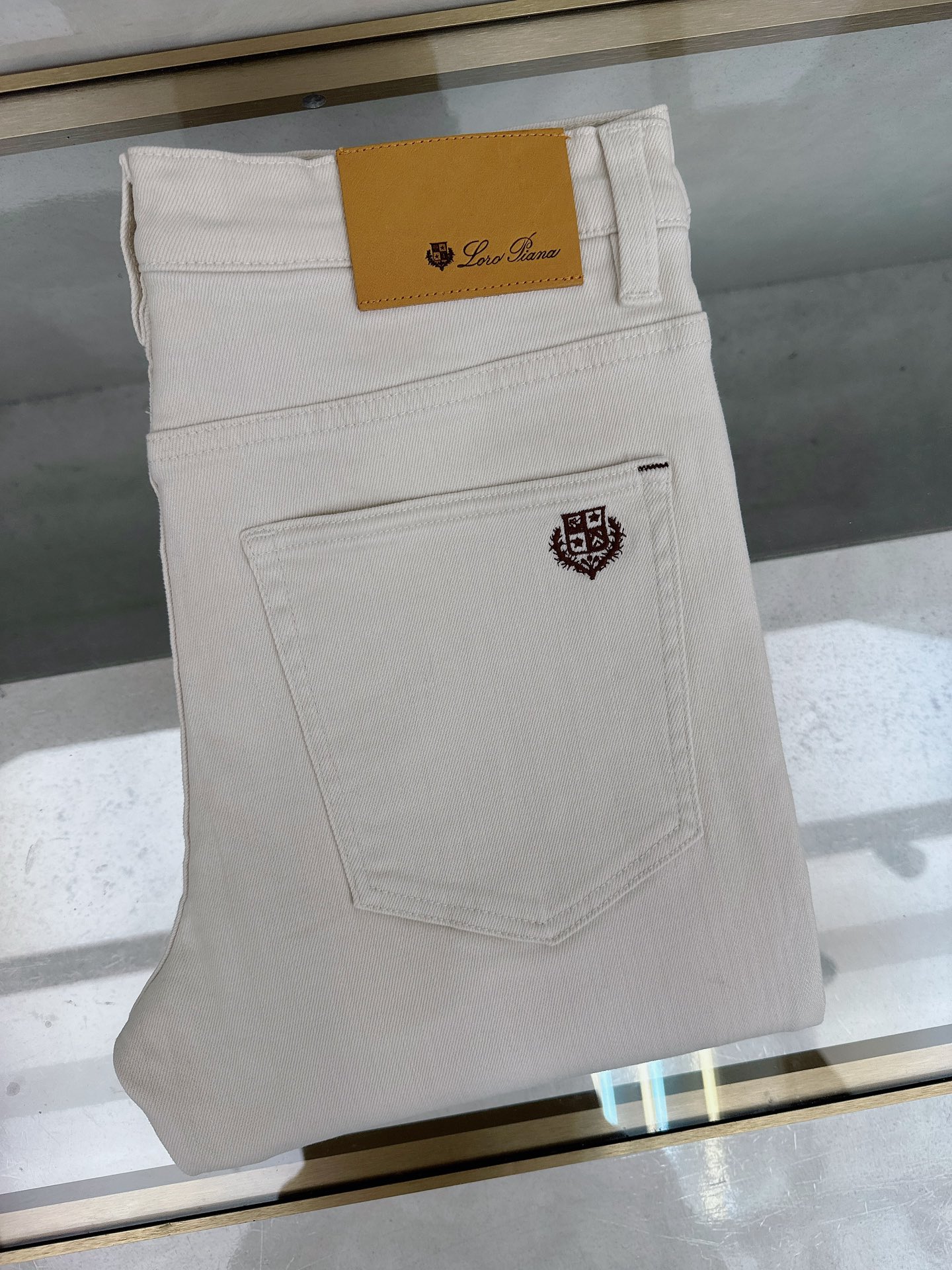 NO:528068,LP 1955SS autumn and winter new men's jeans trousers, worsted high-end quality, elastic denim denim cotton denim trousers, fixed-woven pure cotton quality fabric, the texture of the trousers brings elasticity without any restraint, making your daily wear more comfortable and agile. The smooth and not easily wrinkled fabric always remains flat and traceless, silently protecting your elegance. The leading official website is on sale. It is no different from the original. The fabric is slightly elastic, and the slim and crisp style shows long legs. It is simply a must-have item for everyone!  The waist with just the right width and carefully cut pockets are all engraved with branded logo buttons!  Showing the brand's own charm and high-end and elegant fashion taste, the back piece pocket consumes a lot of energy and spares no expense. The exclusive icon of the Heavy Industry Embroidery H-H-Home is created, and the exquisiteness is amazing to the craftsmen for ten years!  The details show low-key and luxuriousness. The ready-to-wear is of high quality, exquisite and stylish, and has high-standard production in large factories with full details!  ~ All the details recreate unique and exquisite designs!  !  !  29-38, loro piana,alexander wang19860909LP 1955SS秋冬新款男士牛仔长裤,精纺定做高端品质,弹力丹宁牛仔棉质牛仔长裤,定织纯棉品质面料,裤身肌理感带来弹力毫无束缚感,让你日常穿着更加舒适矫健,顺滑不易褶皱的面料时刻保持平整无痕,默默守护着你的优雅. 领先官网发售..与原版毫无区别,面料略带弹力,版型修身挺括尽显长腿欧巴,简直是人手必备单品！ 宽度恰到好处的腰头跟精心裁剪的口袋,均采用刻有品牌logo纽扣！彰显品牌自身的迷人魅力和高奢雅艺的时尚品味,后片口袋更是消耗大量精力不惜血本,重工刺绣H家专属图标打造出,精致程度令十年手工师傅都惊叹的！细节之处尽显低调奢华.成衣品质感高级,精致有型、 细节满分的大厂高规格制作！~ 种种细节都再现独特的精美设计！！！ 29-38,,loro piana,alexander wang,Men's clothing