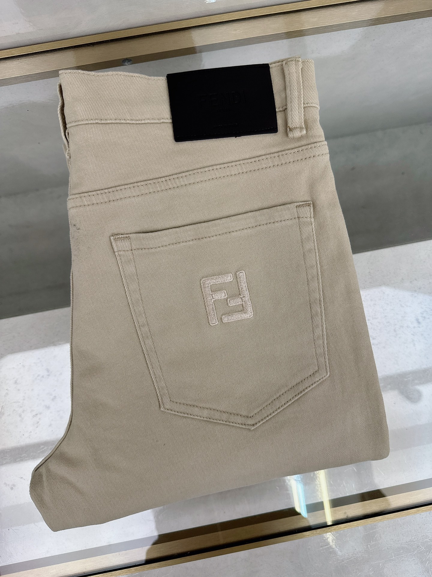 NO:528070,Fendi 2025SS fall and winter new men's jean trousers, worsted high-end quality, elastic denim denim cotton denim trousers, fixed-woven pure cotton quality fabric, the texture of the trousers brings elasticity without any restraint, making your daily wear more comfortable and agile. The smooth and not easily wrinkled fabric always remains flat and traceless, silently protecting your elegance. The leading official website is on sale. It is no different from the original. The fabric is slightly elastic, and the slim and crisp style shows long legs. It is simply a must-have item for everyone!  The waist with just the right width and carefully cut pockets are all engraved with branded logo buttons!  Showing the brand's own charm and high-end and elegant fashion taste, the back piece pocket consumes a lot of energy and spares no expense. The exclusive icon of the Heavy Industry Embroidery H-H-Home is created, and the exquisiteness is amazing to the craftsmen for ten years!  The details show low-key and luxuriousness. The ready-to-wear is of high quality, exquisite and stylish, and has high-standard production in large factories with full details!  ~ All the details recreate unique and exquisite designs!  !  !  29-38,,fendi,alexander wang19860909芬迪 2025SS秋冬新款男士牛仔长裤,精纺定做高端品质,弹力丹宁牛仔棉质牛仔长裤,定织纯棉品质面料,裤身肌理感带来弹力毫无束缚感,让你日常穿着更加舒适矫健,顺滑不易褶皱的面料时刻保持平整无痕,默默守护着你的优雅. 领先官网发售..与原版毫无区别,面料略带弹力,版型修身挺括尽显长腿欧巴,简直是人手必备单品！ 宽度恰到好处的腰头跟精心裁剪的口袋,均采用刻有品牌logo纽扣！彰显品牌自身的迷人魅力和高奢雅艺的时尚品味,后片口袋更是消耗大量精力不惜血本,重工刺绣H家专属图标打造出,精致程度令十年手工师傅都惊叹的！细节之处尽显低调奢华.成衣品质感高级,精致有型、 细节满分的大厂高规格制作！~ 种种细节都再现独特的精美设计！！！ 29-38,,fendi,alexander wang,Men's clothing