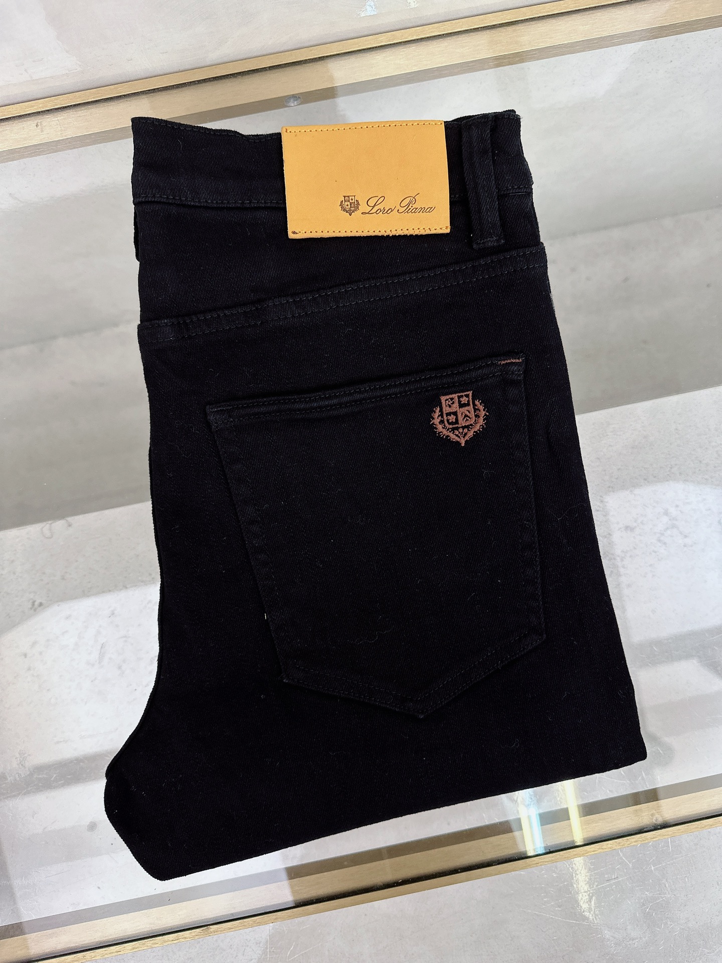 NO:528072,LP 1955SS autumn and winter new men's denim trousers, worsted high-end quality, elastic denim denim cotton denim trousers, fixed-woven pure cotton quality fabric, the texture of the trousers brings elasticity without any restraint, making your daily wear more comfortable and agile. The smooth and not easily wrinkled fabric always remains flat and traceless, silently protecting your elegance. The leading official website is on sale. It is no different from the original. The fabric is slightly elastic, and the slim and crisp style shows long legs. It is simply a must-have item for everyone!  The waist with just the right width and carefully cut pockets are all engraved with branded logo buttons!  Showing the brand's own charm and high-end and elegant fashion taste, the back piece pocket consumes a lot of energy and spares no expense. The exclusive icon of the Heavy Industry Embroidery H-H-Home is created, and the exquisiteness is amazing to the craftsmen for ten years!  The details show low-key and luxuriousness. The ready-to-wear is of high quality, exquisite and stylish, and has high-standard production in large factories with full details!  ~ All the details recreate unique and exquisite designs!  !  !  29-38, loro piana,alexander wang19860909LP 1955SS秋冬新款男士牛仔长裤,精纺定做高端品质,弹力丹宁牛仔棉质牛仔长裤,定织纯棉品质面料,裤身肌理感带来弹力毫无束缚感,让你日常穿着更加舒适矫健,顺滑不易褶皱的面料时刻保持平整无痕,默默守护着你的优雅. 领先官网发售..与原版毫无区别,面料略带弹力,版型修身挺括尽显长腿欧巴,简直是人手必备单品！ 宽度恰到好处的腰头跟精心裁剪的口袋,均采用刻有品牌logo纽扣！彰显品牌自身的迷人魅力和高奢雅艺的时尚品味,后片口袋更是消耗大量精力不惜血本,重工刺绣H家专属图标打造出,精致程度令十年手工师傅都惊叹的！细节之处尽显低调奢华.成衣品质感高级,精致有型、 细节满分的大厂高规格制作！~ 种种细节都再现独特的精美设计！！！ 29-38,,loro piana,alexander wang,Men's clothing