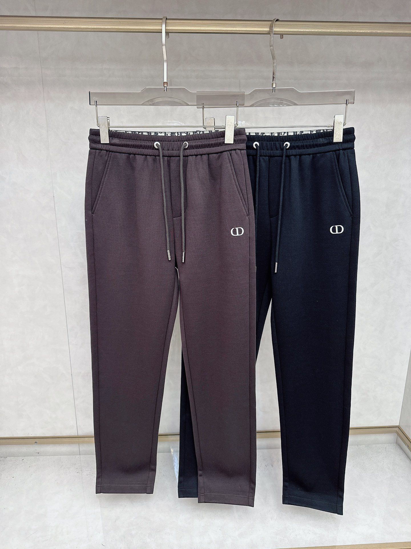 NO:527020,Dior exclusively available for new casual pants, high-end version!  Customized fabrics are breathable and comfortable, with impeccable details, and the brand element design concept reflects high quality. They feel delicate and soft!  It is casually cut, with a great upper body style!  Code number M-3XL, dior, dior, alexander wang19860909Dior迪奥独家专供新款休闲裤 高端版本！定制面料 透气舒适度高,细节无可挑剔,品牌元素设计理念,体现高品质.手感细腻柔软！呈现休闲裁剪,上身版型超赞！码数M-3XL,,dior,dior,alexander wang,Men's clothing