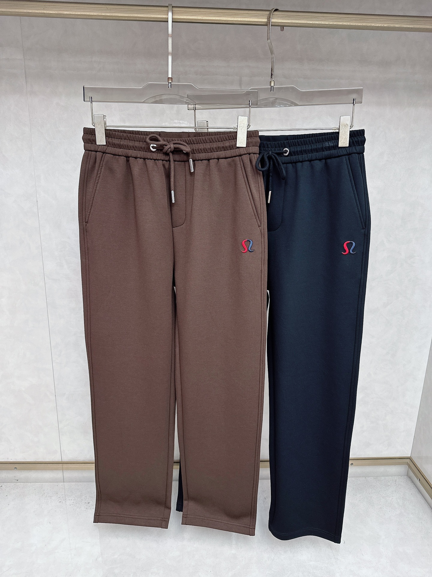 NO:527022,2025 early autumn new casual pants! It is released simultaneously on the official website. The brand's classic logo casual pants, customized fabric, excellent comfort, strong hand touch. Very high recognition, perfect quality craftsmanship. Size: m-3xl,,alexander wang198609092025早秋新款休闲裤!官网同步发售.品牌经典logo休闲裤,定制面料,舒适度极好,手触感强烈.辨识度极高,完美品相工艺. 尺码: m-3xl,,alexander wang,Men's clothing