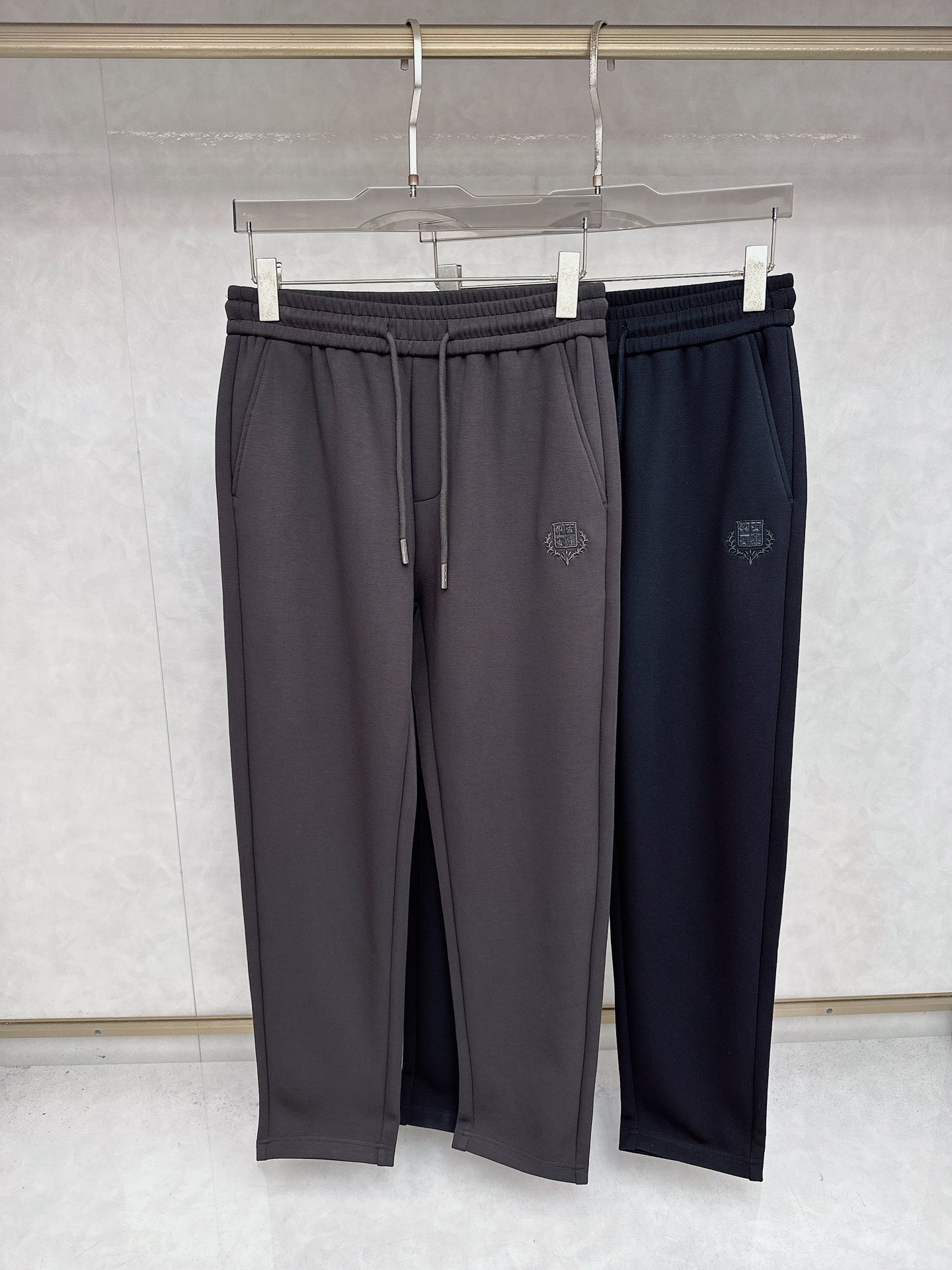 NO:527005,LP early autumn new casual pants! It is released simultaneously on the official website. The brand's classic logo casual pants, customized fabric, excellent comfort and strong hand touch. Very high recognition and perfect quality craftsmanship. Size: m-3xl,,loro piana,alexander wang19860909LP 早秋新款休闲裤!官网同步发售.品牌经典logo休闲裤,定制面料,舒适度极好,手触感强烈.辨识度极高,完美品相工艺. 尺码: m-3xl,,loro piana,alexander wang,Men's clothing