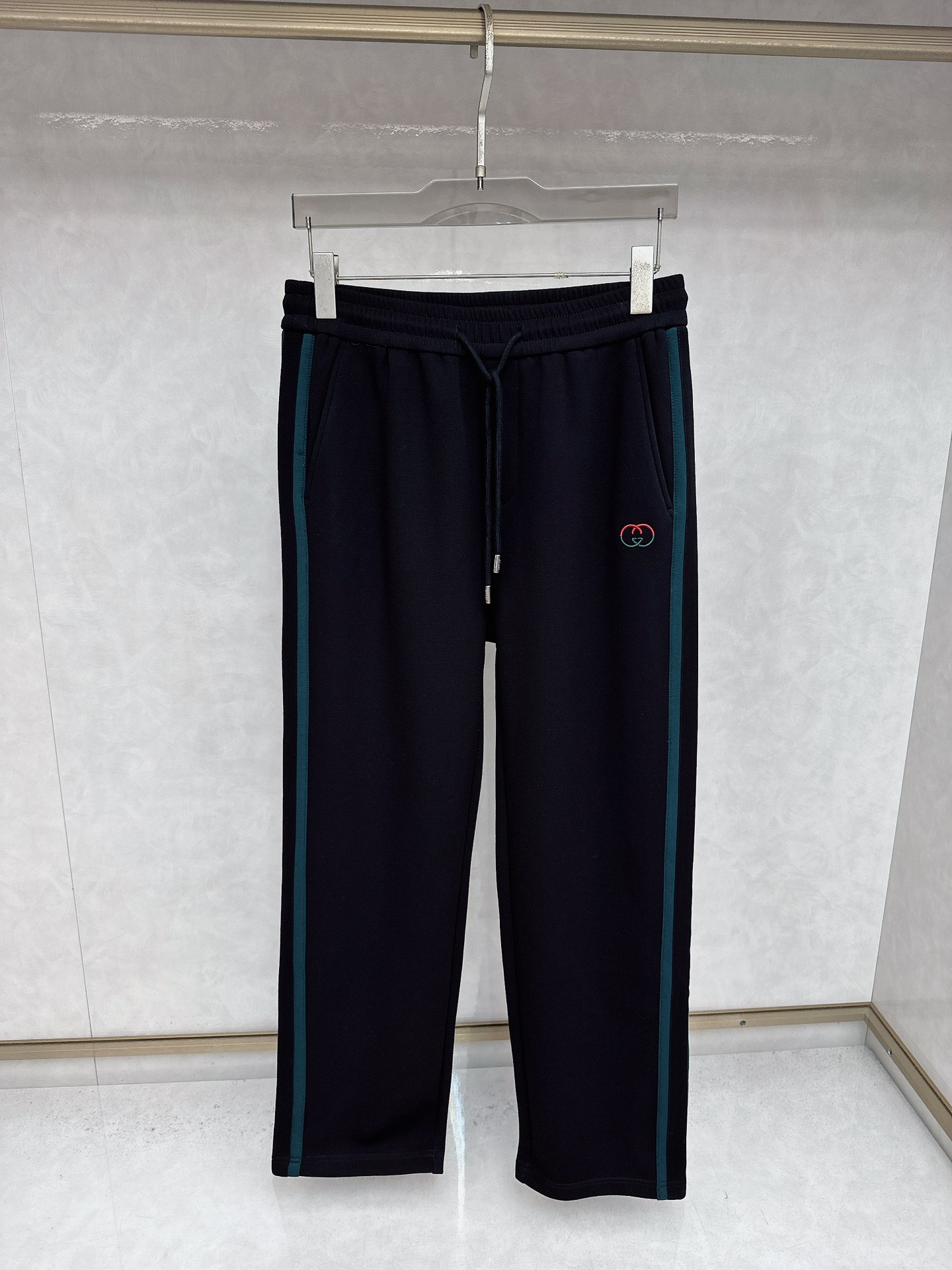 NO:527007,Guqi 2025 early autumn new casual pants! It is released simultaneously on the official website. The brand's classic logo casual pants, customized fabric, excellent comfort, strong hand touch. Very high recognition, perfect quality craftsmanship. Size: m-3xl,,alexander wang19860909古奇 2025早秋新款休闲裤!官网同步发售.品牌经典logo休闲裤,定制面料,舒适度极好,手触感强烈.辨识度极高,完美品相工艺. 尺码: m-3xl,,alexander wang,Men's clothing