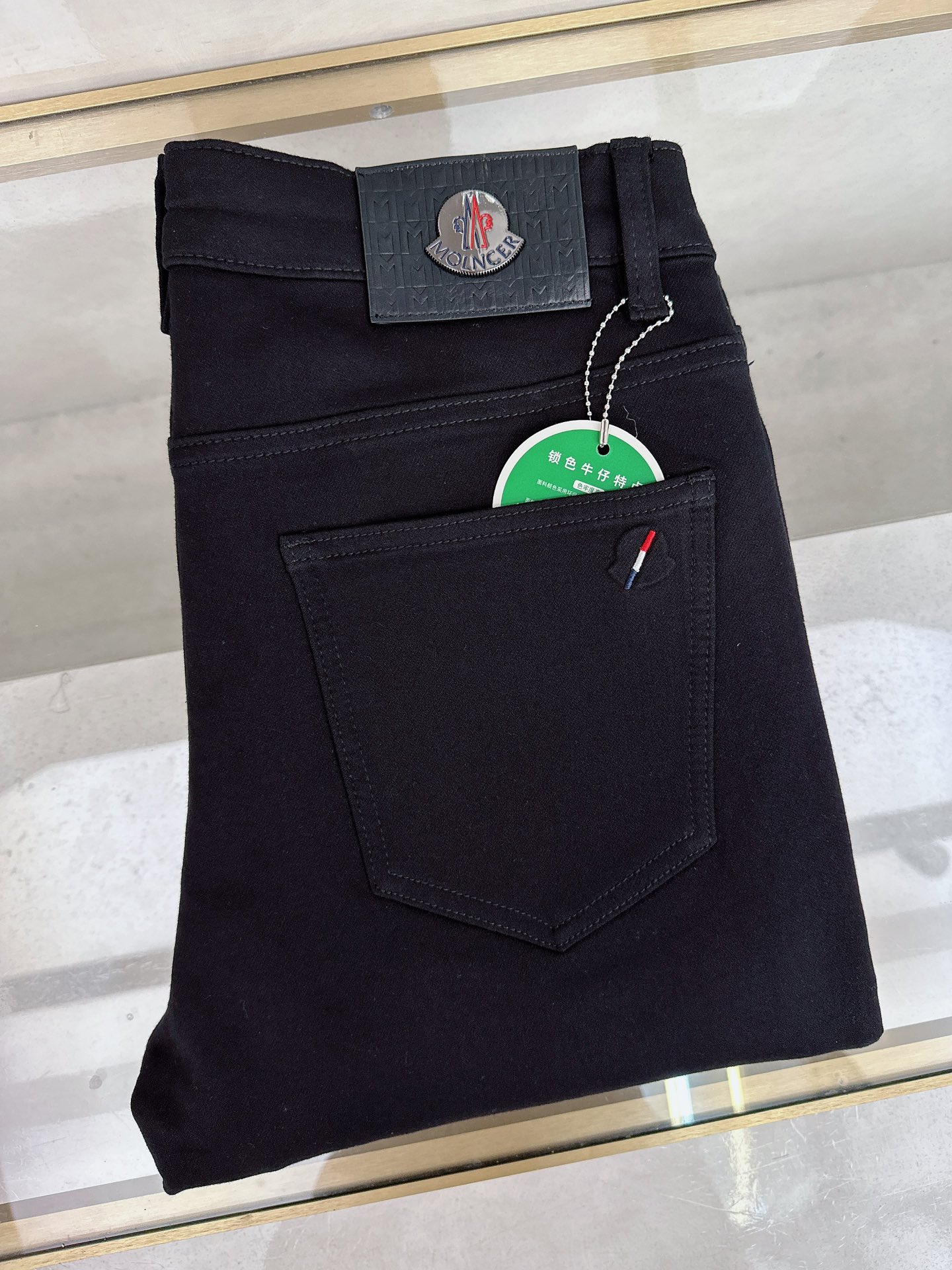 NO:527012,The 25ss autumn and winter denim is a super stylish jeans, customized original washing denim fabric, unique design, top-grade craft letter pattern logo, original hardware and accessories decoration, an extremely superior jeans, the materials and craftsmanship are extremely luxurious and exquisite, the grade is extremely high, and the upper body is handsome and stylish!  Number of codes 30-38, Moncler, jeans, alexander wang19860909蒙口 25ss秋冬牛仔 超级有范儿的一款牛仔裤,定制原版水洗牛仔面料,独特设计,顶级工艺字母图案logo,原版五金辅料装饰,极为翘楚的一款牛仔裤,用料与工艺都极致奢华精湛,档次极高,上身帅气有型！码数30-38,,Moncler,jeans,alexander wang,Men's clothing