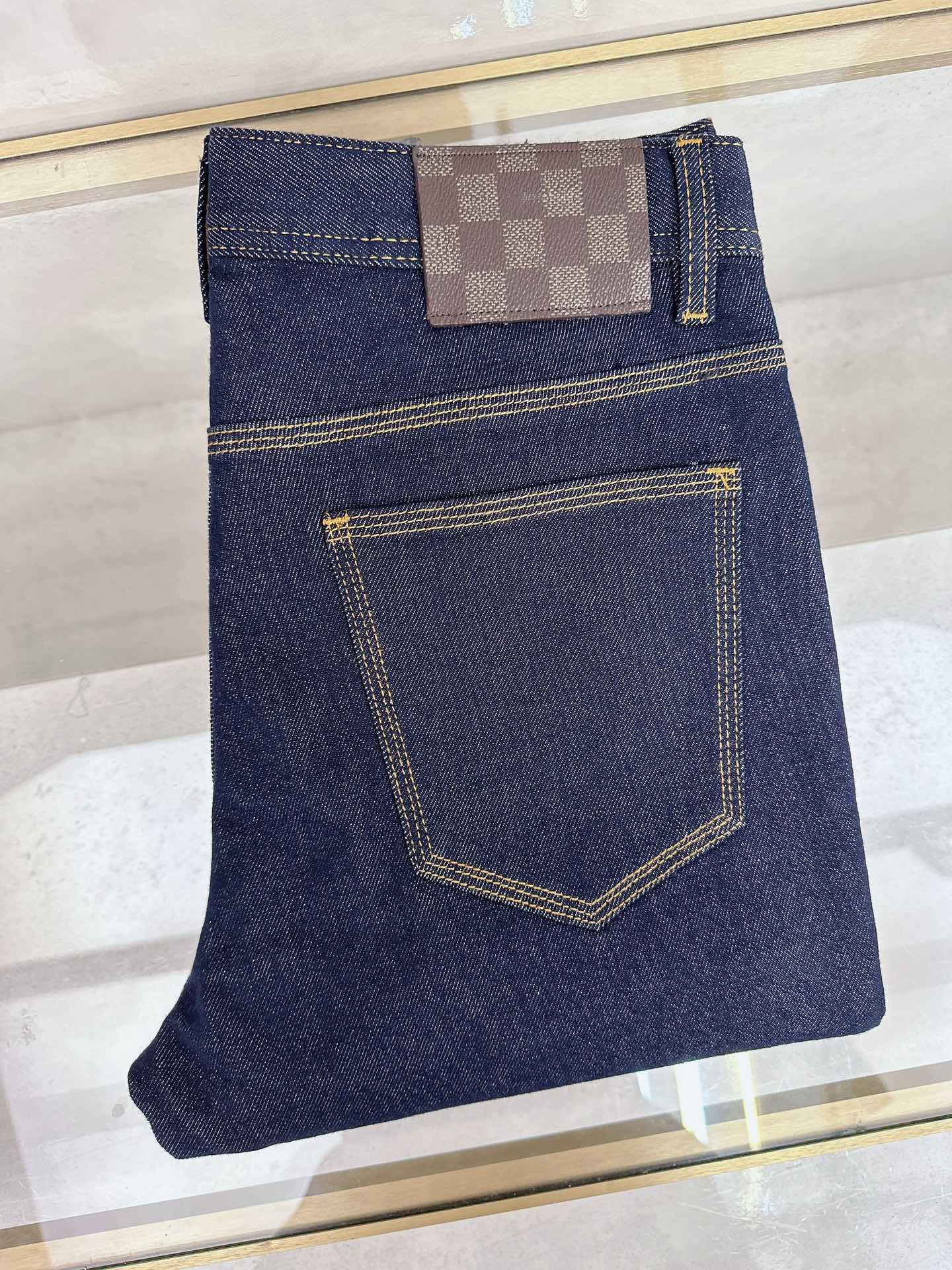 NO:527014,LV 25ss autumn and winter denim is a super stylish jeans, customized original washing denim fabric, unique design, top-grade craft letter pattern logo, original hardware and accessories decoration, extremely superior jeans, the materials and craftsmanship are extremely luxurious and exquisite, the grade is extremely high, and the upper body is handsome and stylish!  30-38, louis vuitton, jeans, alexander wang19860909LV 25ss秋冬牛仔 超级有范儿的一款牛仔裤,定制原版水洗牛仔面料,独特设计,顶级工艺字母图案logo,原版五金辅料装饰,极为翘楚的一款牛仔裤,用料与工艺都极致奢华精湛,档次极高,上身帅气有型！码数30-38,,louis vuitton,jeans,alexander wang,Men's clothing