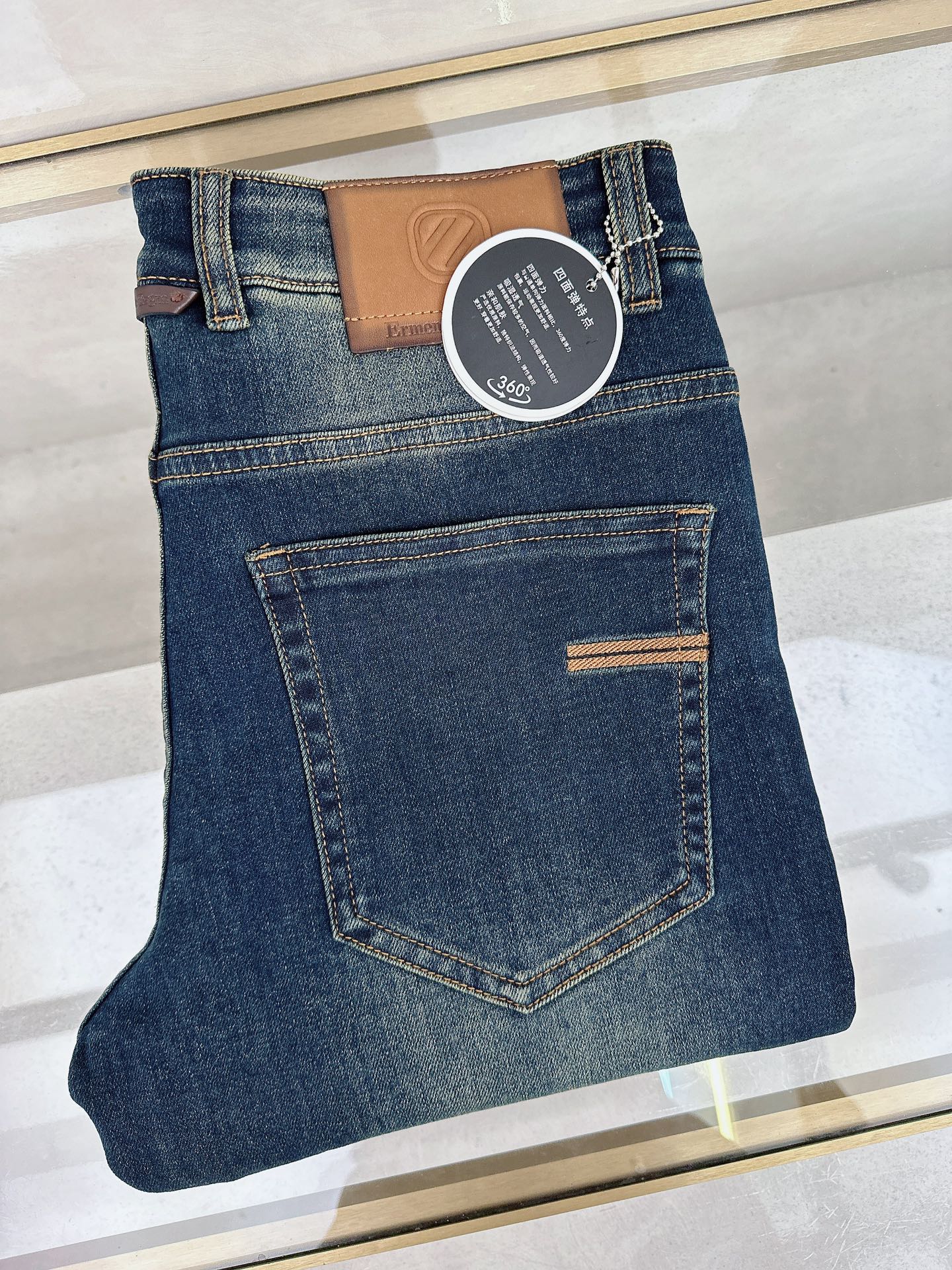 NO:527016,Jenia 25ss autumn and winter denim is a super stylish jeans, customized original washing denim fabric, unique design, top-grade craft letter pattern logo, original hardware and accessories decoration, and an extremely superior jeans, the materials and craftsmanship are extremely luxurious and exquisite, the grade is extremely high, and the upper body is handsome and stylish!  30-38, zegna, jeans, alexander wang19860909杰尼亚 25ss秋冬牛仔 超级有范儿的一款牛仔裤,定制原版水洗牛仔面料,独特设计,顶级工艺字母图案logo,原版五金辅料装饰,极为翘楚的一款牛仔裤,用料与工艺都极致奢华精湛,档次极高,上身帅气有型！码数30-38,,zegna,jeans,alexander wang,Men's clothing