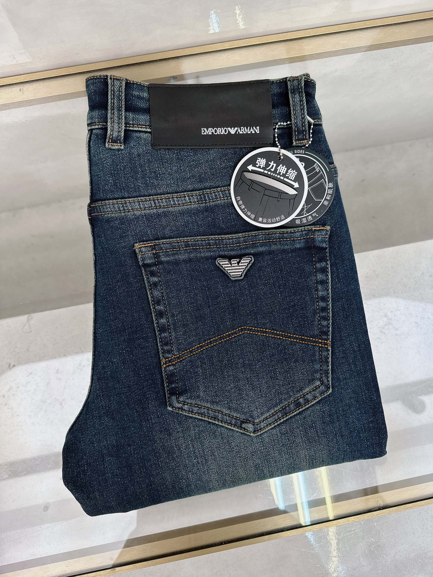 NO:527018,Armani 25ss autumn and winter denim is a super stylish jeans, customized original washing denim fabric, unique design, top-grade craft letter pattern logo, original hardware and accessories decoration, extremely superior jeans, the materials and craftsmanship are extremely luxurious and exquisite, the grade is extremely high, and the upper body is handsome and stylish!  30-38, Armani, jeans, alexander wang19860909阿玛尼 25ss秋冬牛仔 超级有范儿的一款牛仔裤,定制原版水洗牛仔面料,独特设计,顶级工艺字母图案logo,原版五金辅料装饰,极为翘楚的一款牛仔裤,用料与工艺都极致奢华精湛,档次极高,上身帅气有型！码数30-38,,armani,jeans,alexander wang,Men's clothing