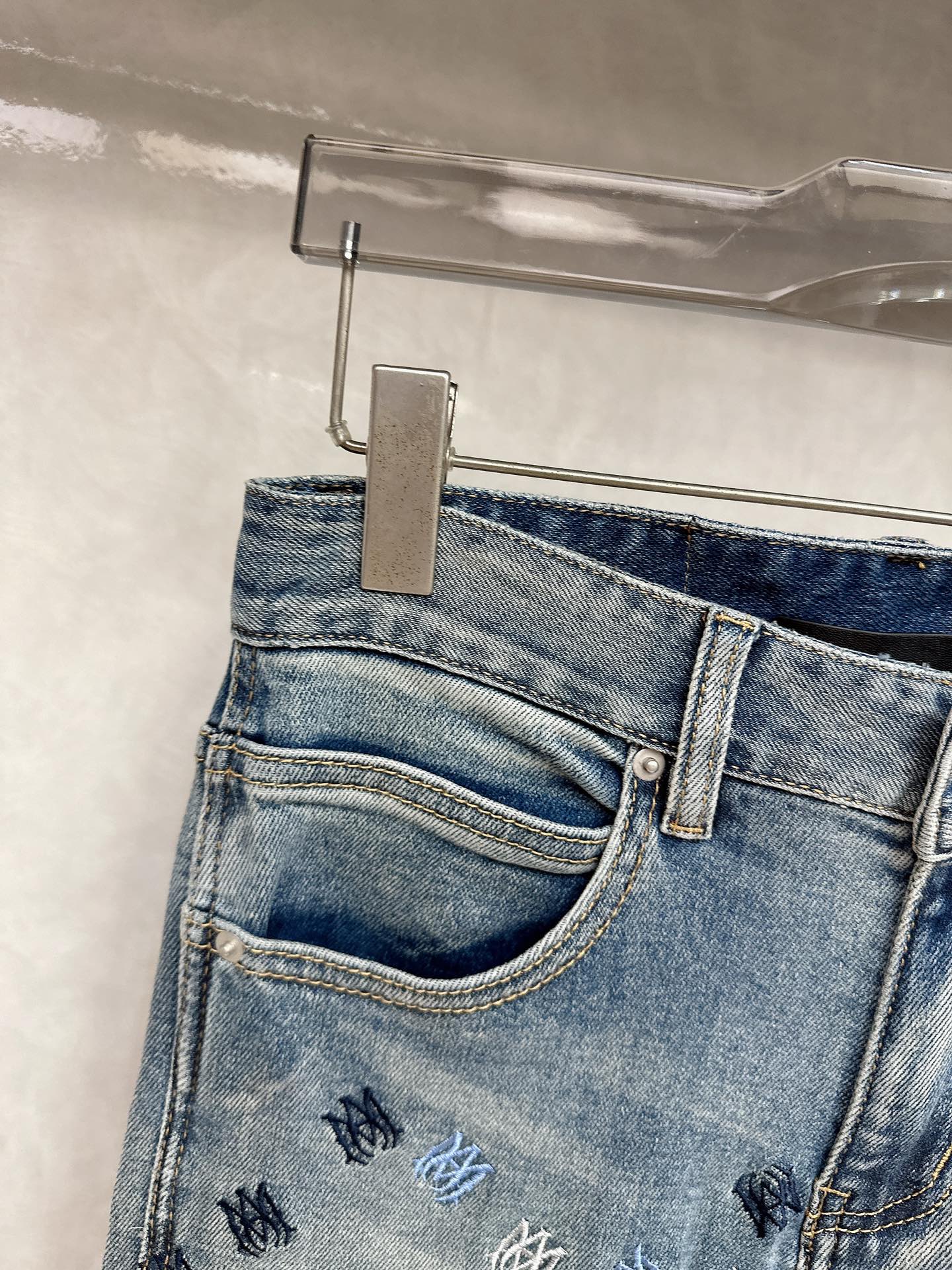 😊 2025秋冬🔥🔥新款现货上市，原单爆款牛仔裤👖超级定制款，原版五金，超级重工工艺，版型超赞👍细节做工