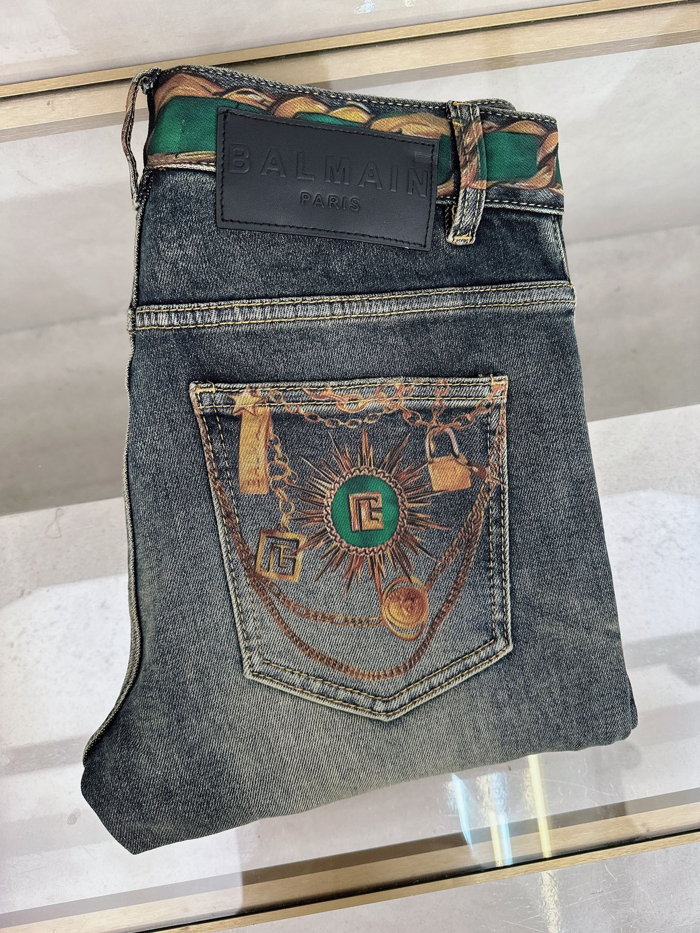 😊 2025秋冬🔥🔥新款现货上市，原单爆款牛仔裤👖超级定制款，原版五金，超级重工工艺，版型超赞👍细节做工