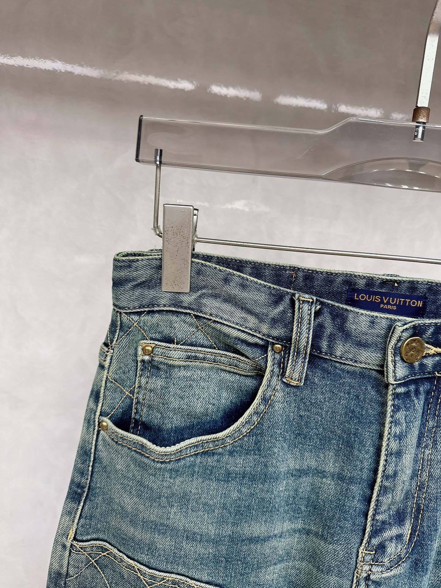 LV 2025秋冬🔥🔥新款现货上市，原单爆款牛仔裤👖超级定制款，原版五金，超级重工工艺，版型超赞👍细节做