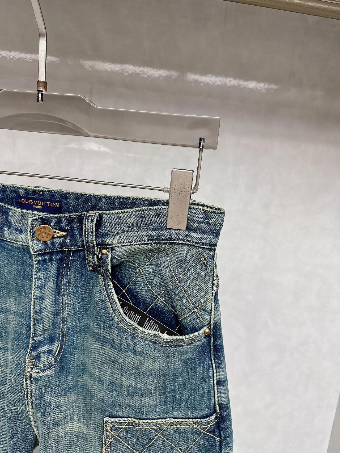 LV 2025秋冬🔥🔥新款现货上市，原单爆款牛仔裤👖超级定制款，原版五金，超级重工工艺，版型超赞👍细节做