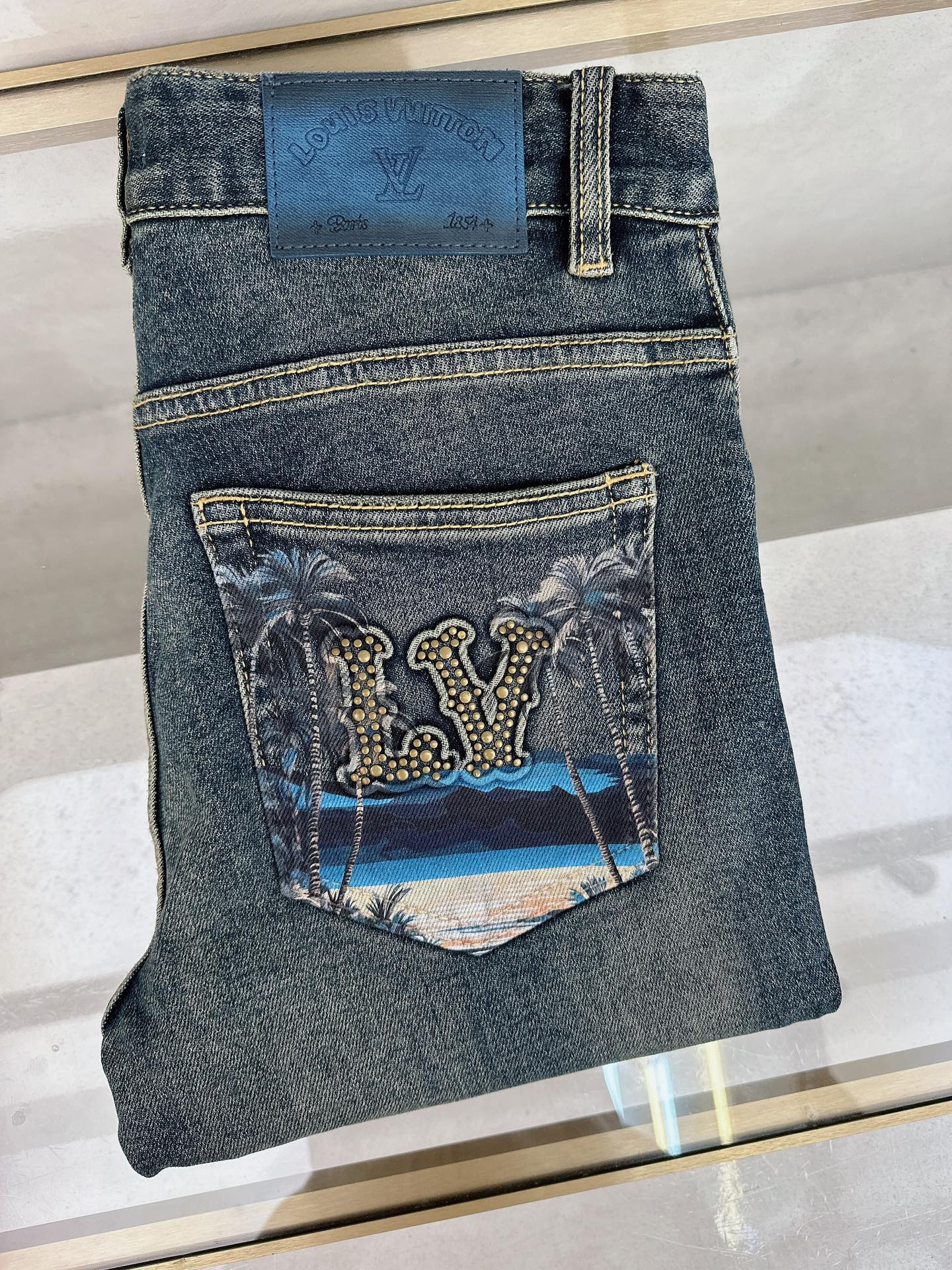 LV 2025秋冬🔥🔥新款现货上市，原单爆款牛仔裤👖超级定制款，原版五金，超级重工工艺，版型超赞👍细节做