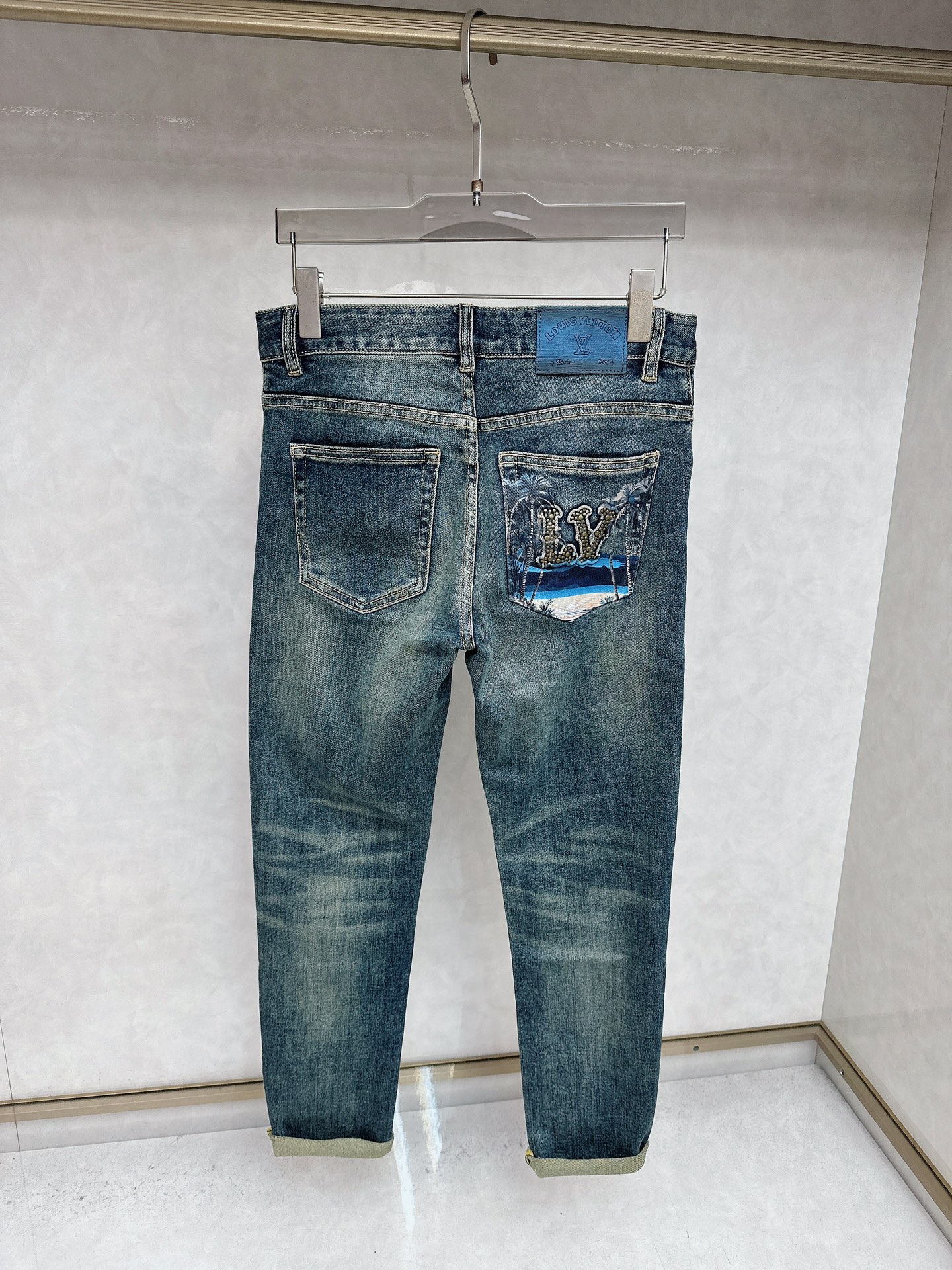 LV 2025秋冬🔥🔥新款现货上市，原单爆款牛仔裤👖超级定制款，原版五金，超级重工工艺，版型超赞👍细节做