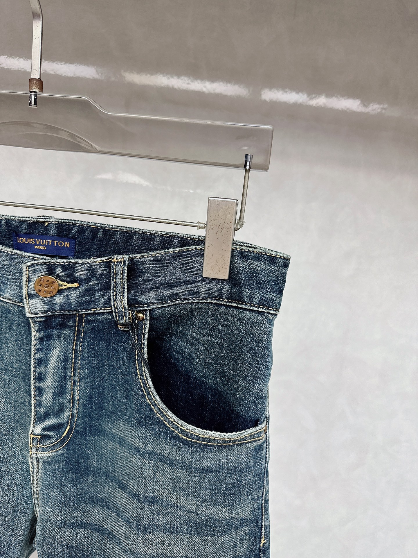 LV 2025秋冬🔥🔥新款现货上市，原单爆款牛仔裤👖超级定制款，原版五金，超级重工工艺，版型超赞👍细节做