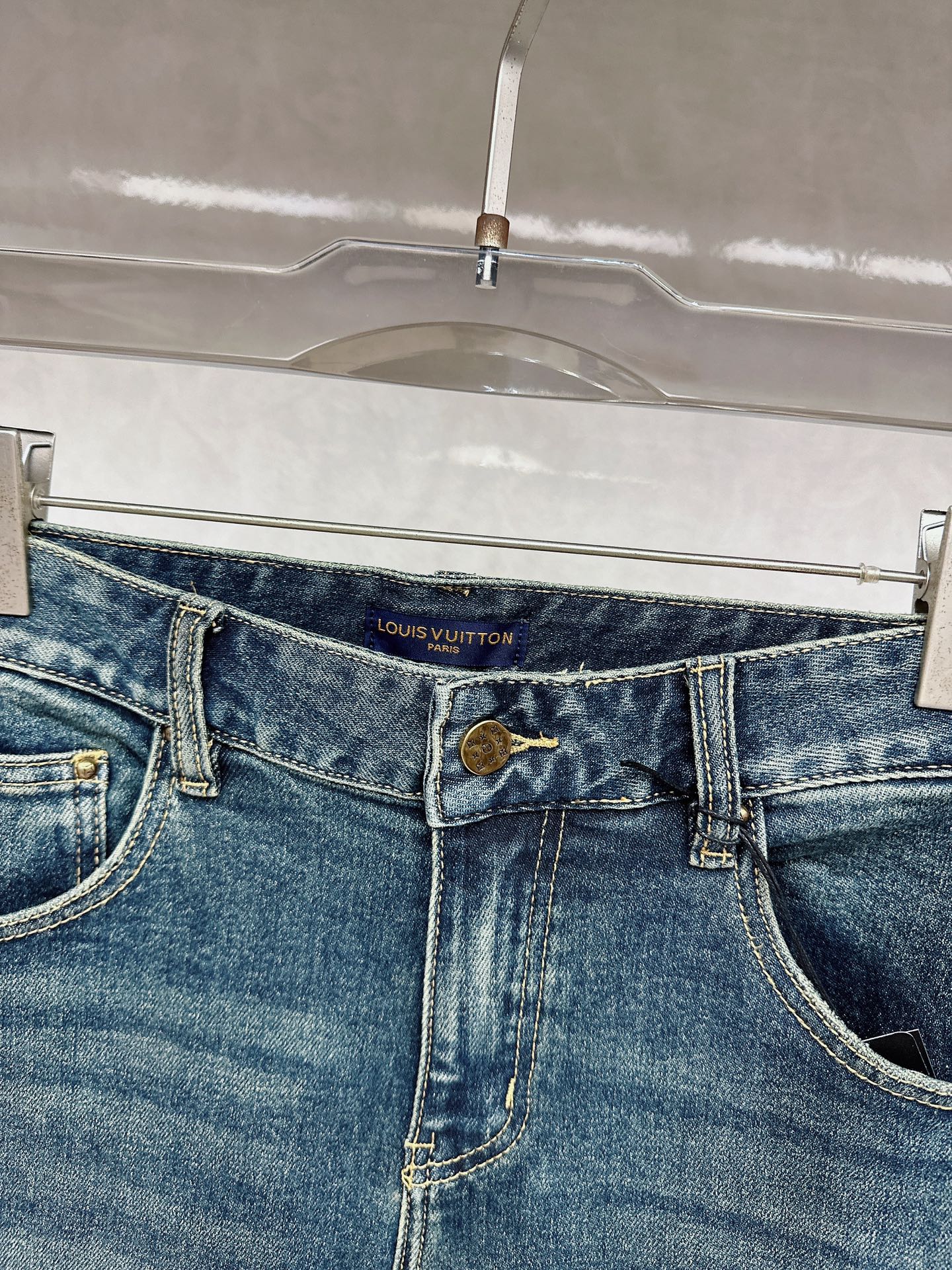 LV 2025秋冬🔥🔥新款现货上市，原单爆款牛仔裤👖超级定制款，原版五金，超级重工工艺，版型超赞👍细节做