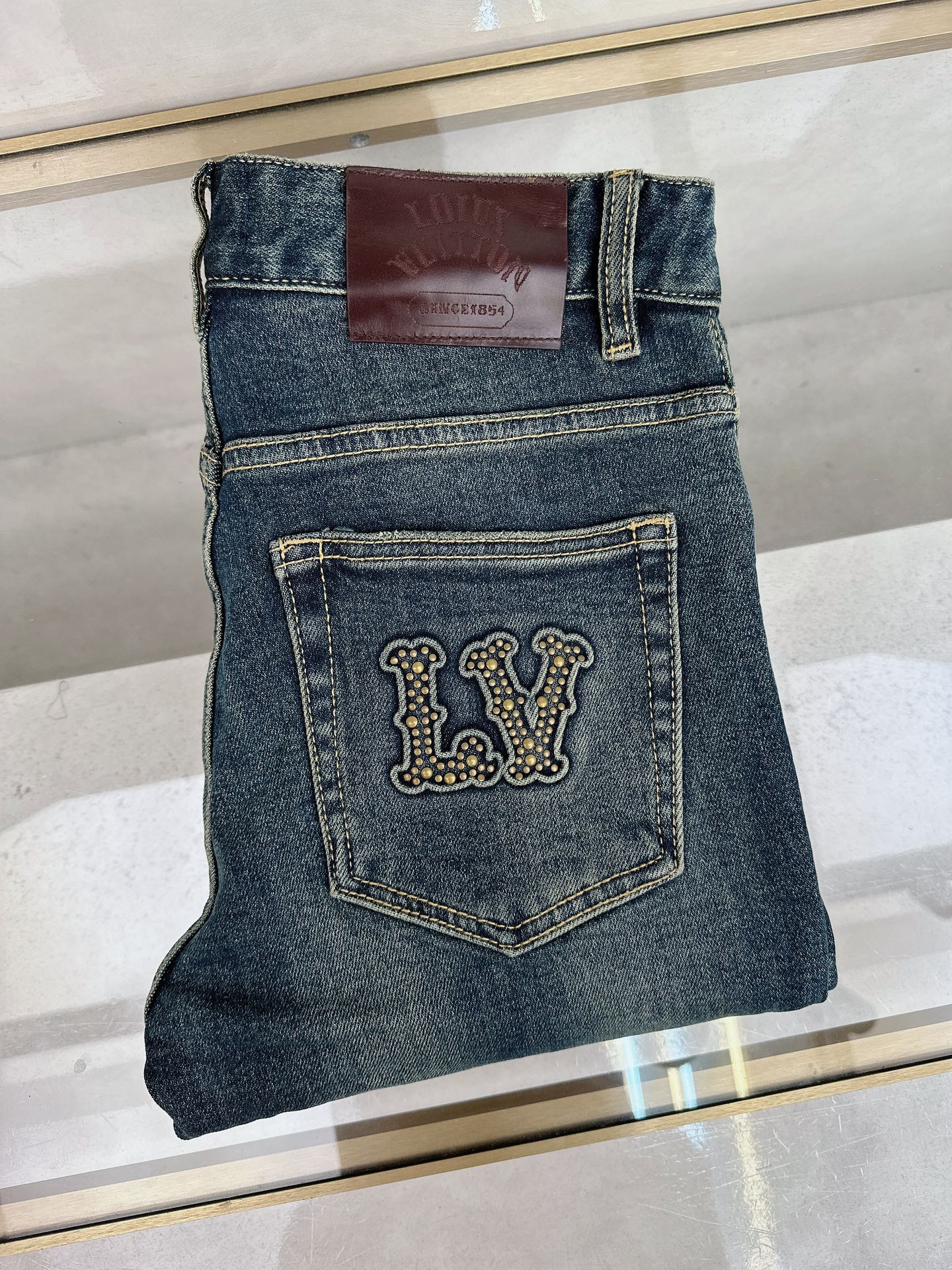 LV 2025秋冬🔥🔥新款现货上市，原单爆款牛仔裤👖超级定制款，原版五金，超级重工工艺，版型超赞👍细节做