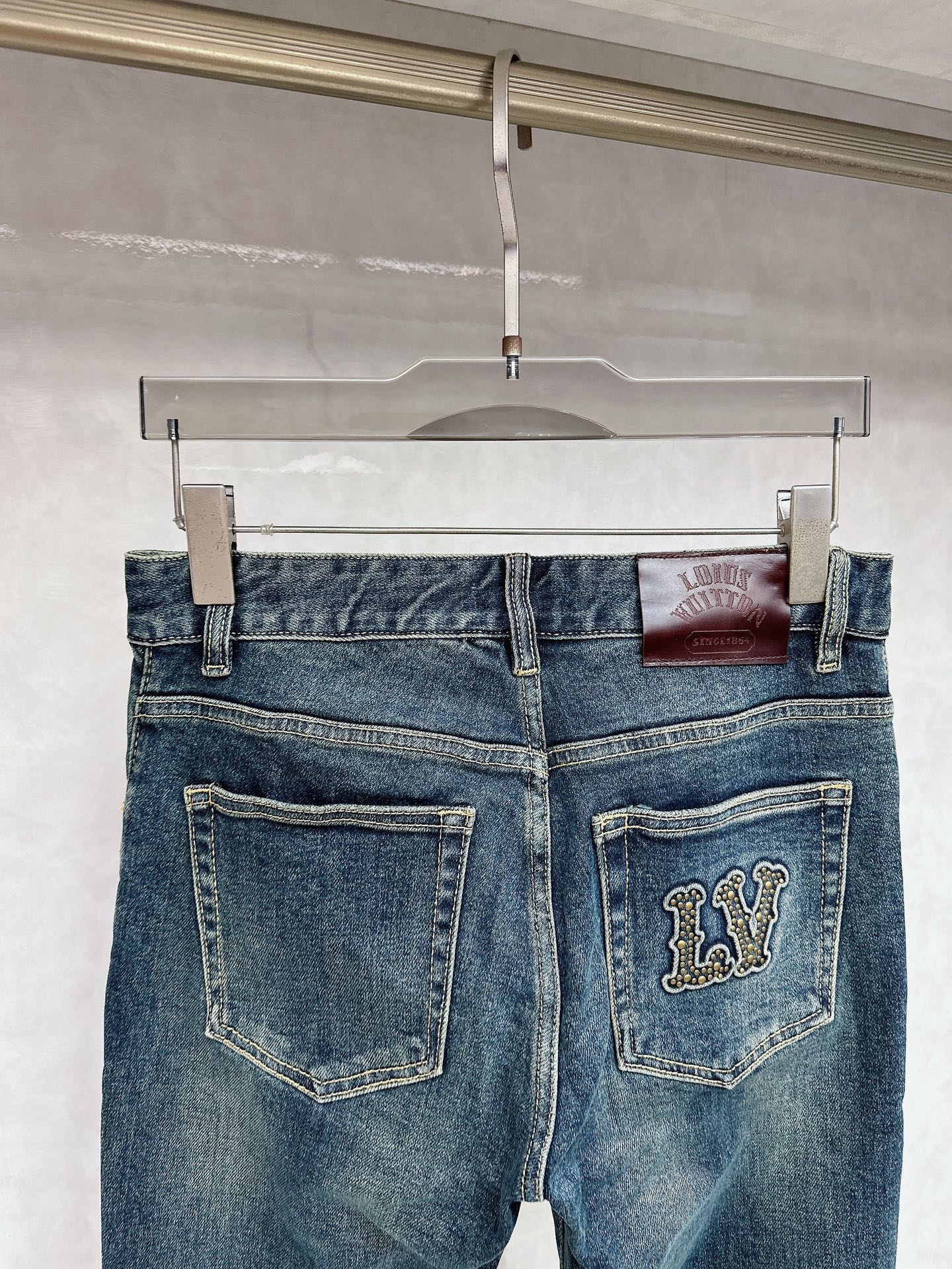 LV 2025秋冬🔥🔥新款现货上市，原单爆款牛仔裤👖超级定制款，原版五金，超级重工工艺，版型超赞👍细节做