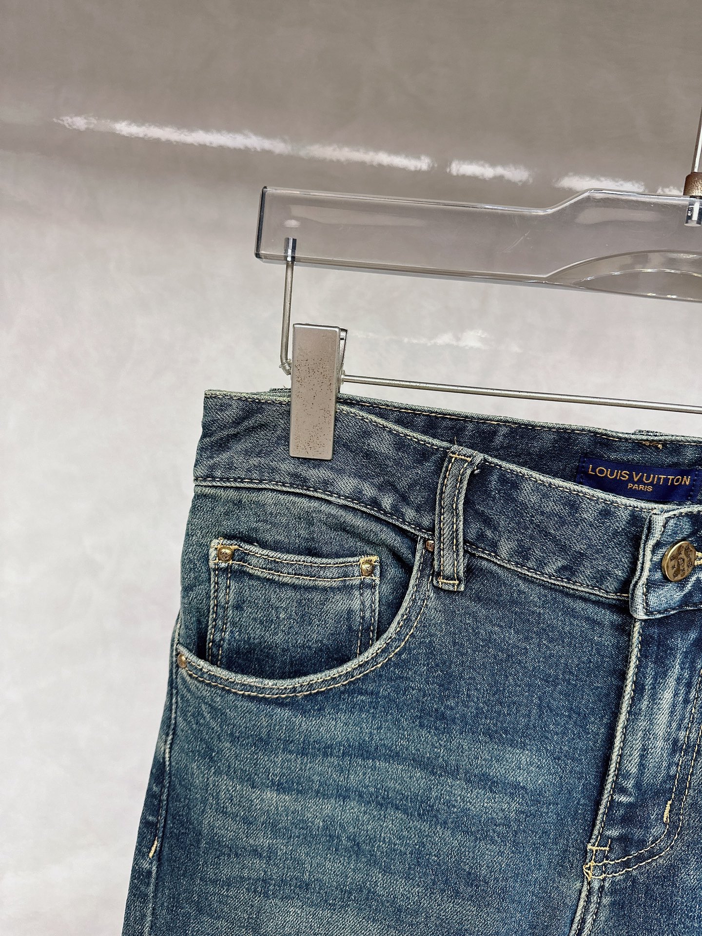 LV 2025秋冬🔥🔥新款现货上市，原单爆款牛仔裤👖超级定制款，原版五金，超级重工工艺，版型超赞👍细节做