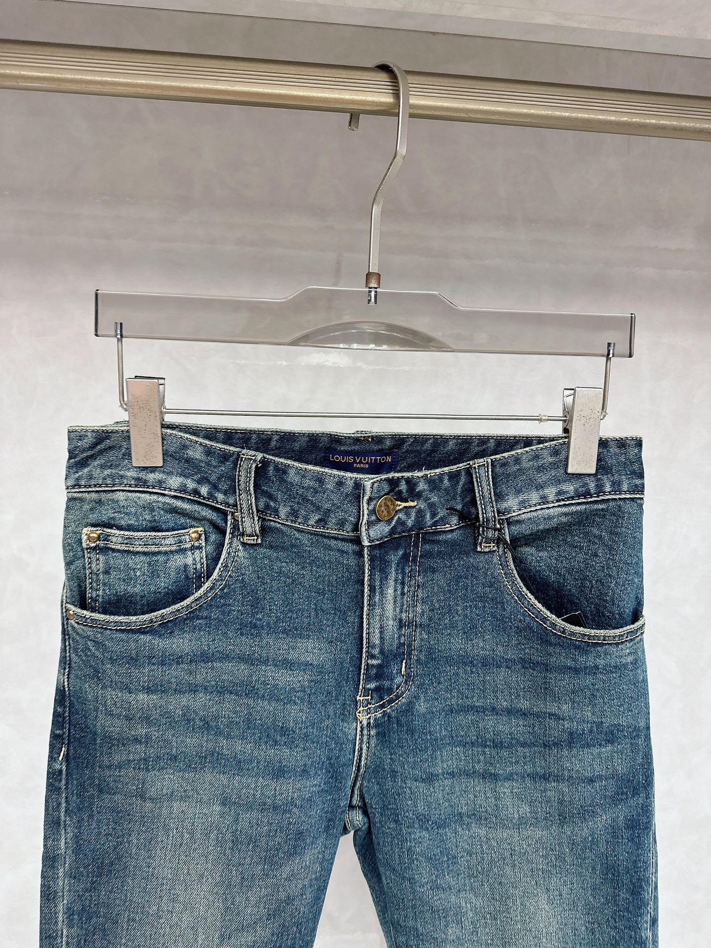 LV 2025秋冬🔥🔥新款现货上市，原单爆款牛仔裤👖超级定制款，原版五金，超级重工工艺，版型超赞👍细节做