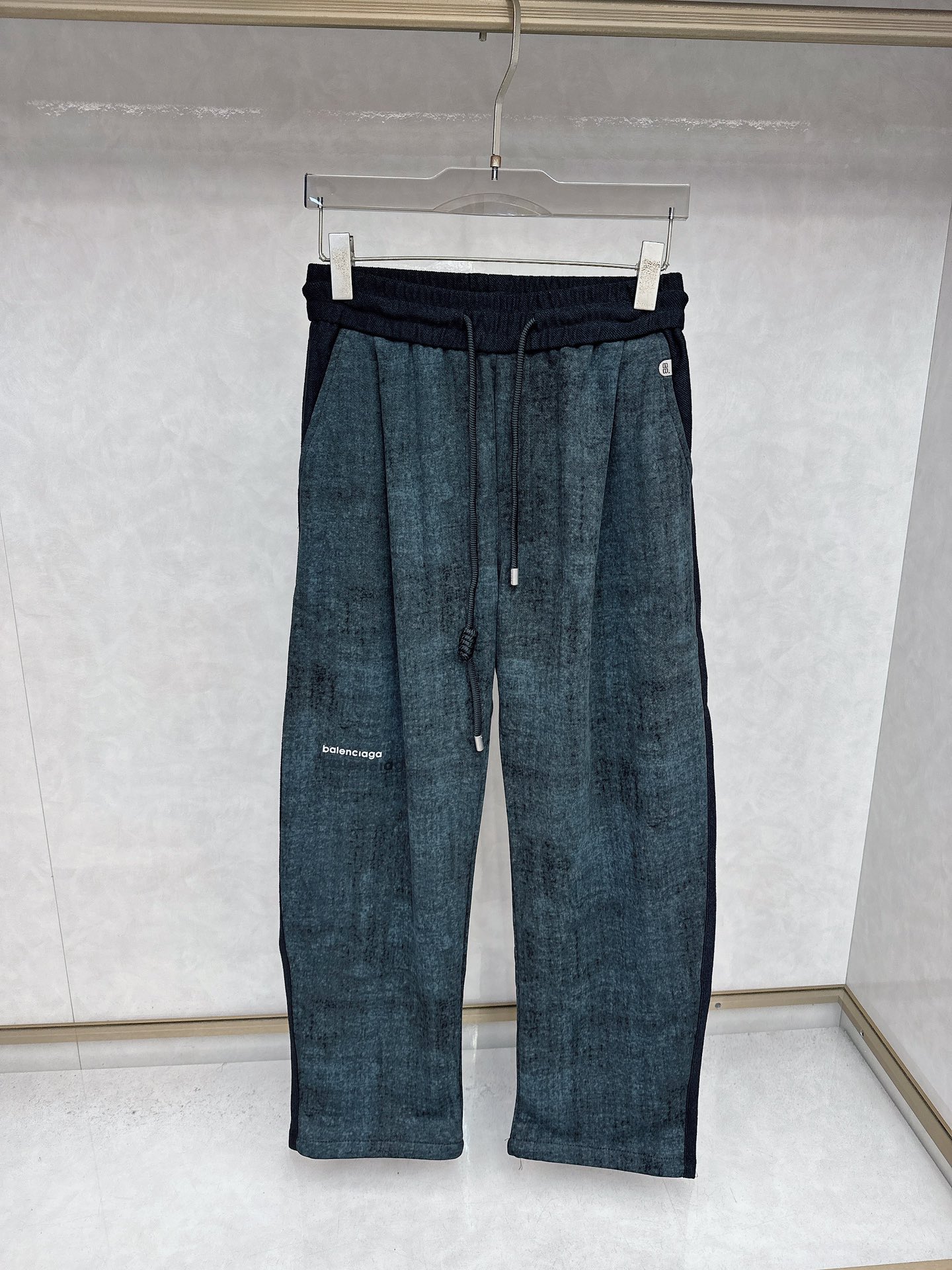 NO:548611,Balenciaga 2025 autumn and winter new casual pants!  The official website is released simultaneously. The brand's classic LOGO casual pants, customized fabric, excellent comfort, strong hand touch. Extremely recognizable, perfect quality craftsmanship. Size M-3XL, balenciaga, alexander wang19860909巴黎世家 2025秋冬新款休闲裤！官网同步发售.品牌经典LOGO休闲裤 ,定制面料,舒适度极好,手触感强烈.辨识度极高,完美品相工艺. 尺码M-3XL,,balenciaga,alexander wang,Men's clothing