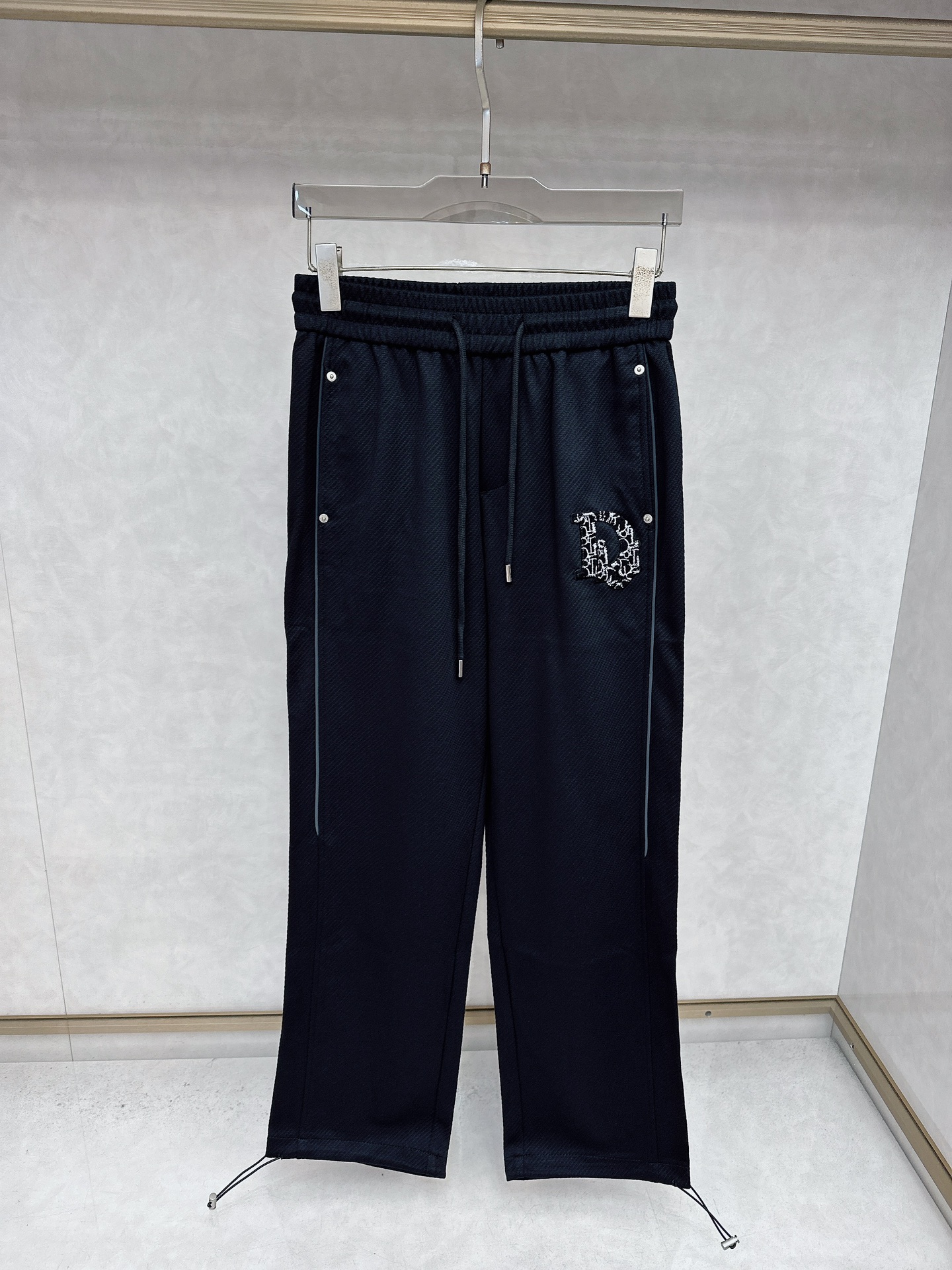 NO:548616,Dior 2025 autumn and winter new casual pants!  The official website is released simultaneously. The brand's classic LOGO casual pants, customized fabric, excellent comfort and strong hand touch. Very high recognition and perfect quality craftsmanship. Size M-3XL, dior, alexander wang19860909迪奥 2025秋冬新款休闲裤！官网同步发售.品牌经典LOGO休闲裤 ,定制面料,舒适度极好,手触感强烈.辨识度极高,完美品相工艺. 尺码M-3XL,,dior,alexander wang,Men's clothing