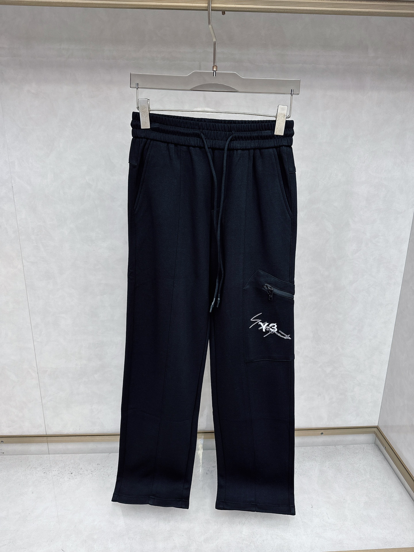 NO:548621,Y3 2025 autumn and winter new casual pants!  The official website is released simultaneously. The brand's classic LOGO casual pants, customized fabric, excellent comfort, strong hand touch. Extremely recognizable, perfect quality craftsmanship. Size M-3XL, alexander wang19860909Y3 2025秋冬新款休闲裤！官网同步发售.品牌经典LOGO休闲裤 ,定制面料,舒适度极好,手触感强烈.辨识度极高,完美品相工艺. 尺码M-3XL,,alexander wang,Men's clothing