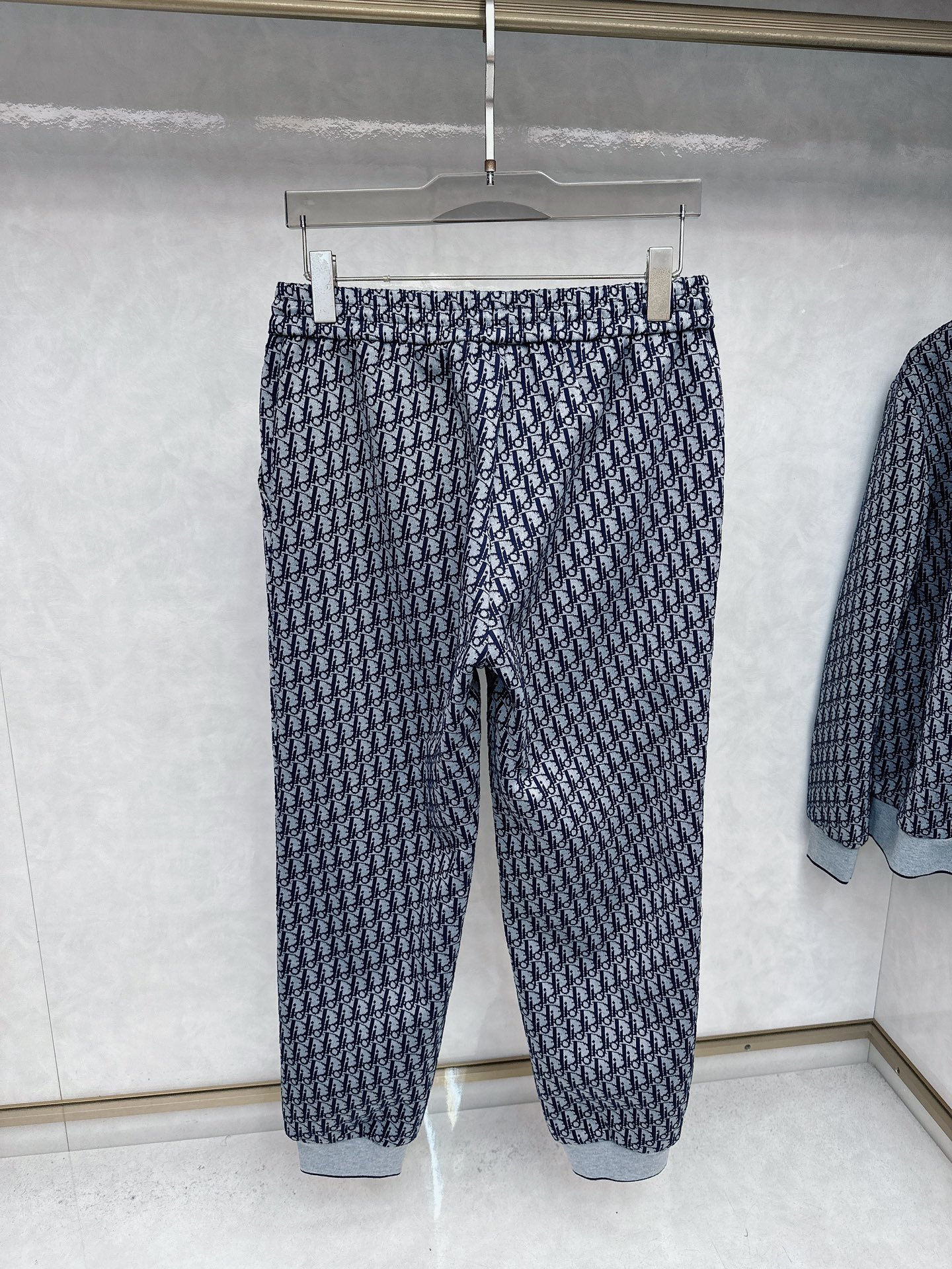 迪奥 巡爆款迪奥卫衣套装^整套衣服的版型，挺括有型，满身iogo，手感极为亲肤舒活内搭单穿都完全没问题。