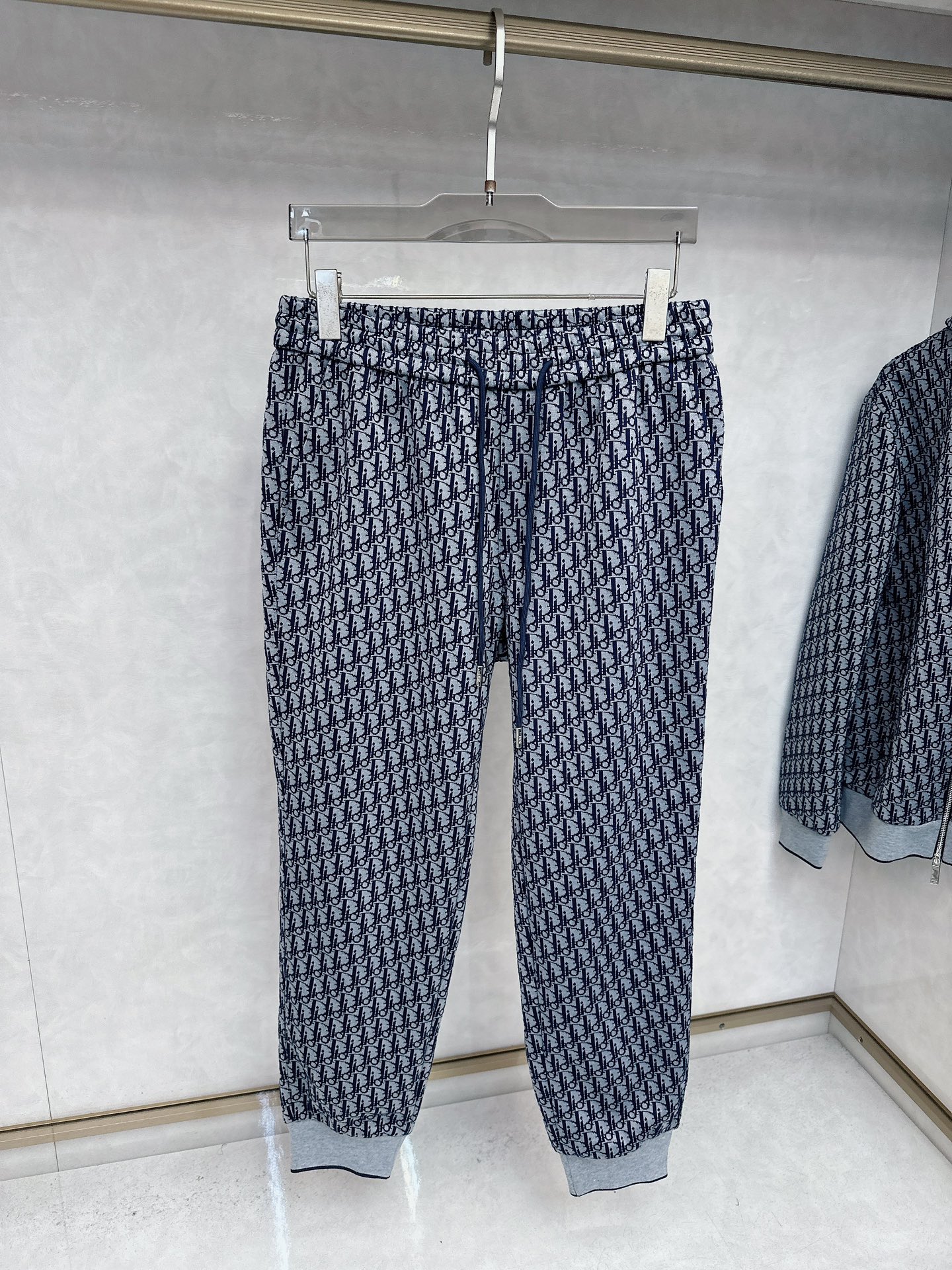 迪奥 巡爆款迪奥卫衣套装^整套衣服的版型，挺括有型，满身iogo，手感极为亲肤舒活内搭单穿都完全没问题。