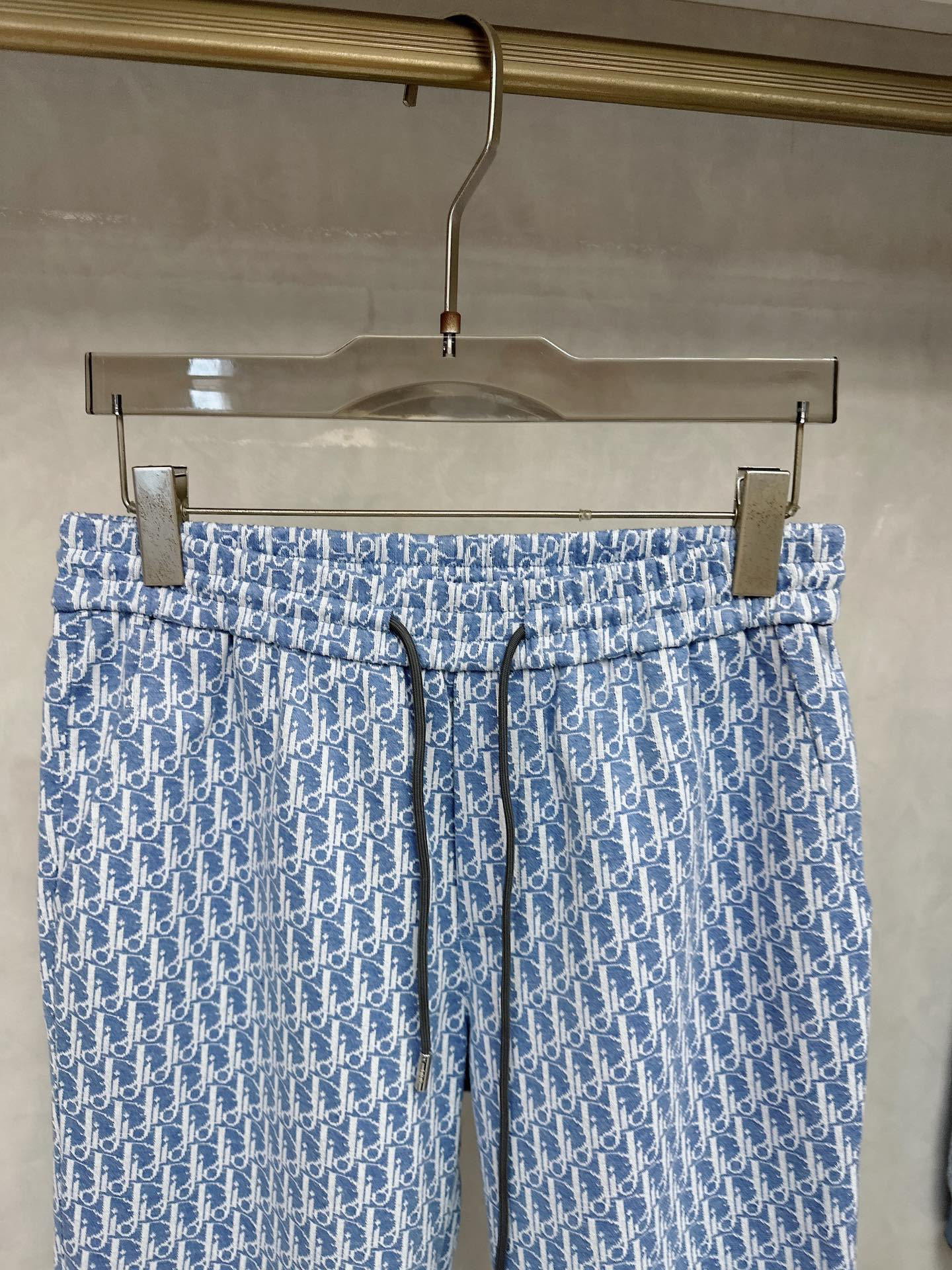 迪奥 巡爆款迪奥卫衣套装^整套衣服的版型，挺括有型，满身iogo，手感极为亲肤舒活内搭单穿都完全没问题。