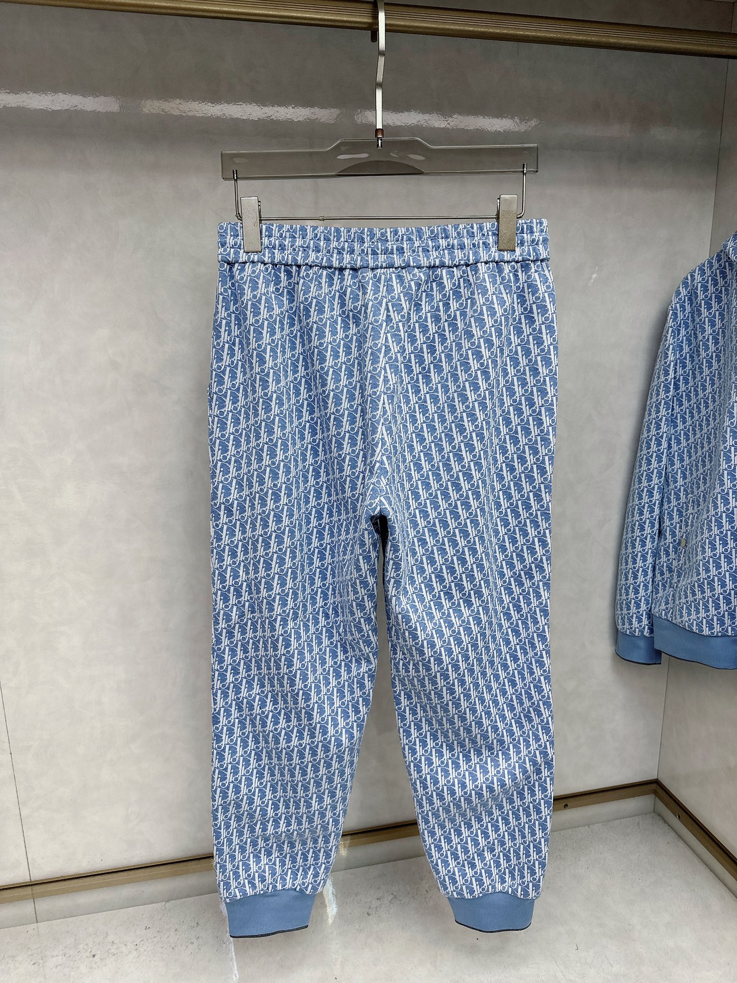 迪奥 巡爆款迪奥卫衣套装^整套衣服的版型，挺括有型，满身iogo，手感极为亲肤舒活内搭单穿都完全没问题。