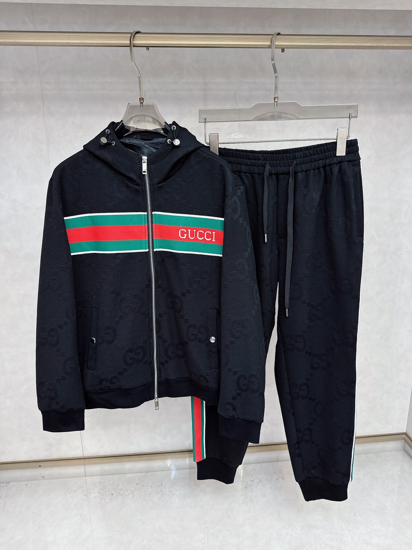 古奇 2025秋冬新款时尚休闲套装 品牌经典LOGO ，舒适度极好，手触感强烈。辨识度极高 定制进口面料