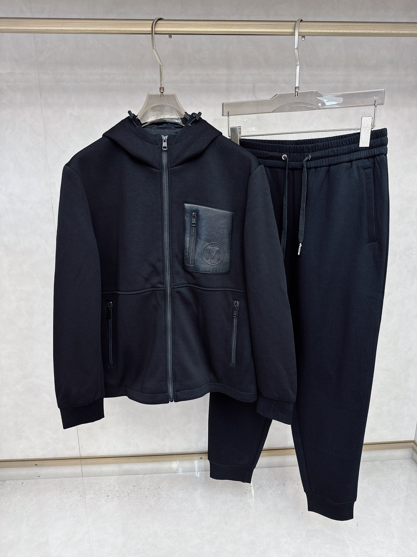 😊 2025秋冬新款时尚休闲套装 品牌经典LOGO ，舒适度极好，手触感强烈。辨识度极高 定制进口面料 