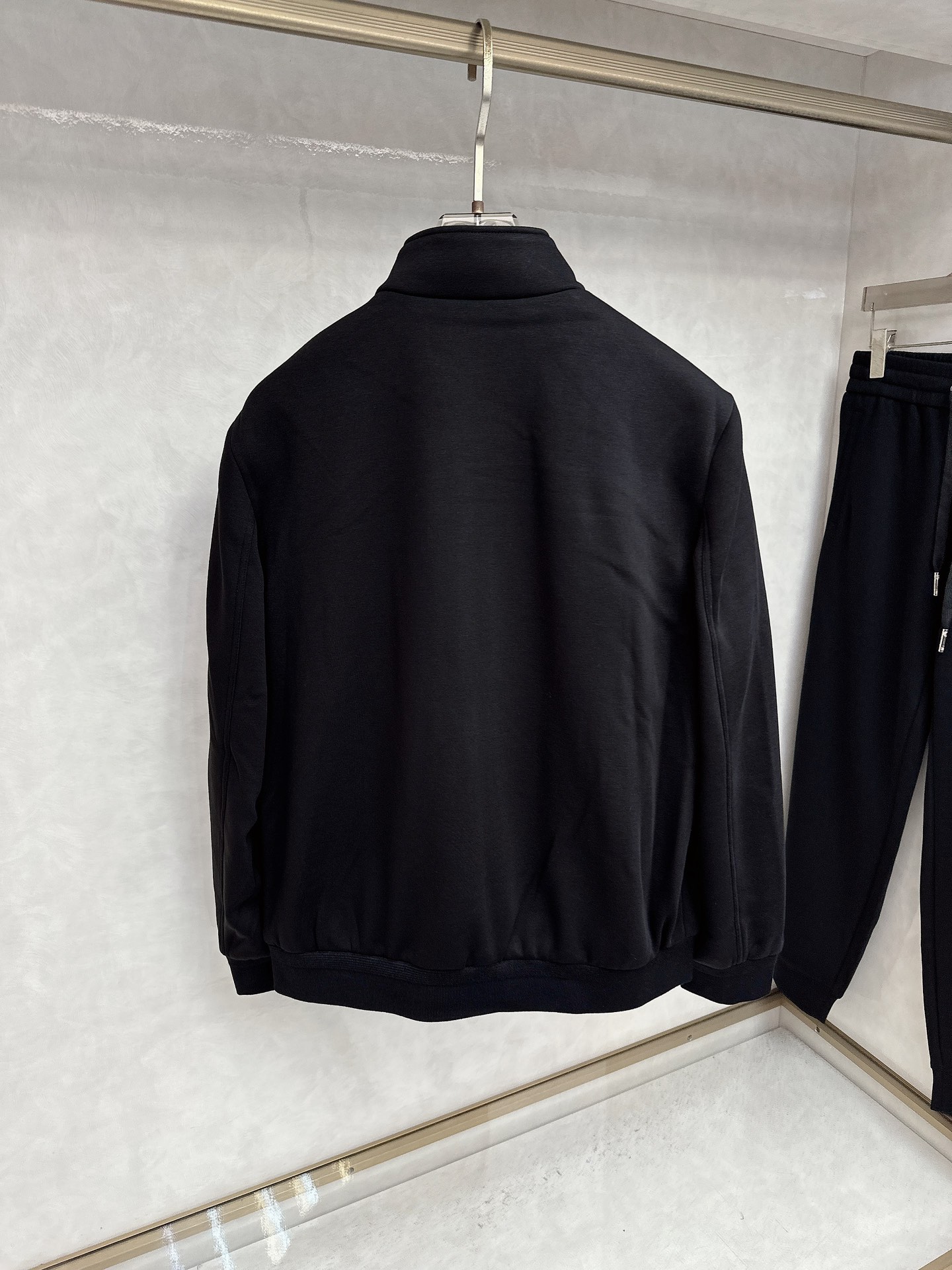 普拉达 2025秋冬新款时尚休闲套装 品牌经典LOGO ，舒适度极好，手触感强烈。辨识度极高 定制进口面