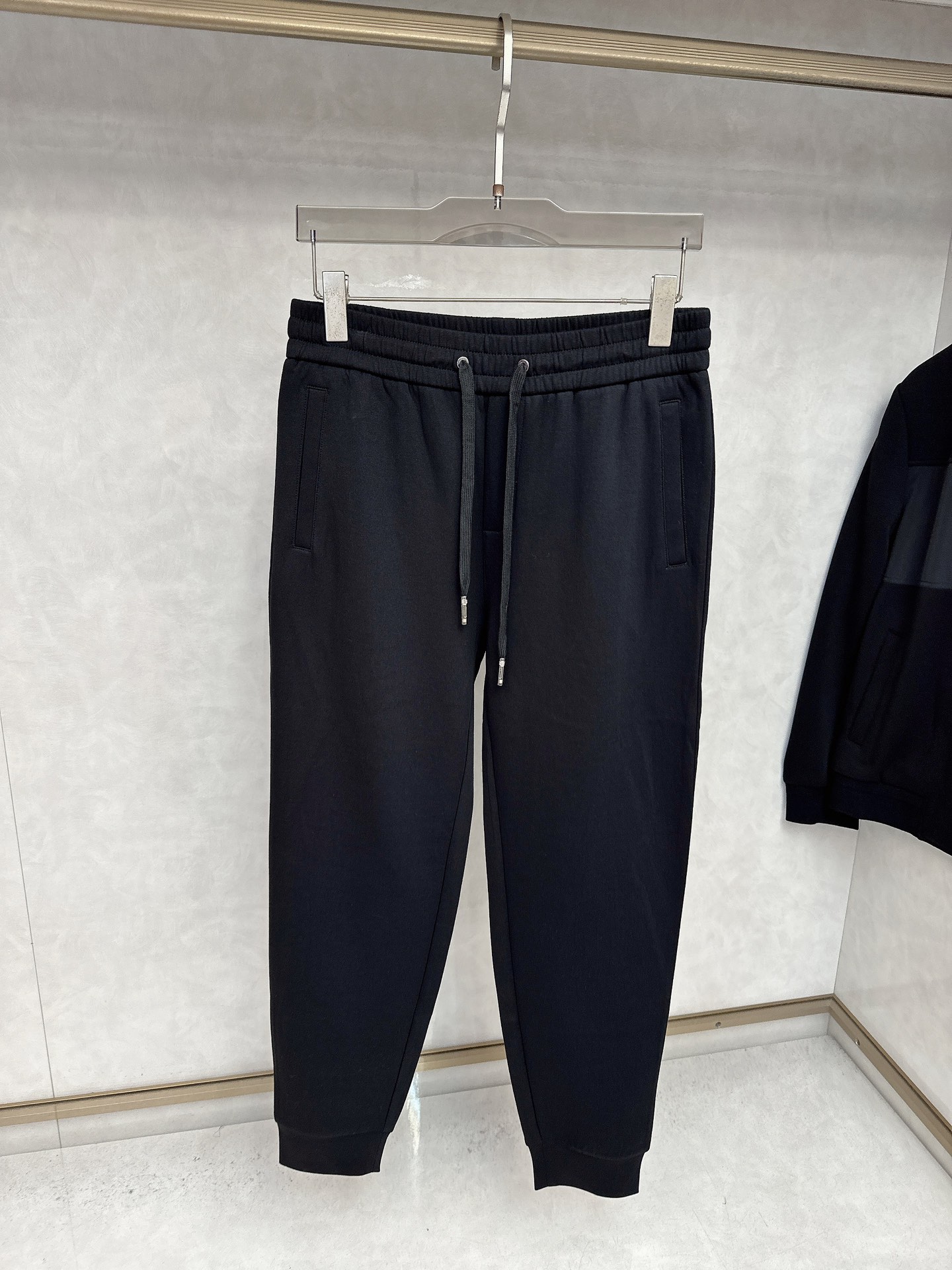 普拉达 2025秋冬新款时尚休闲套装 品牌经典LOGO ，舒适度极好，手触感强烈。辨识度极高 定制进口面