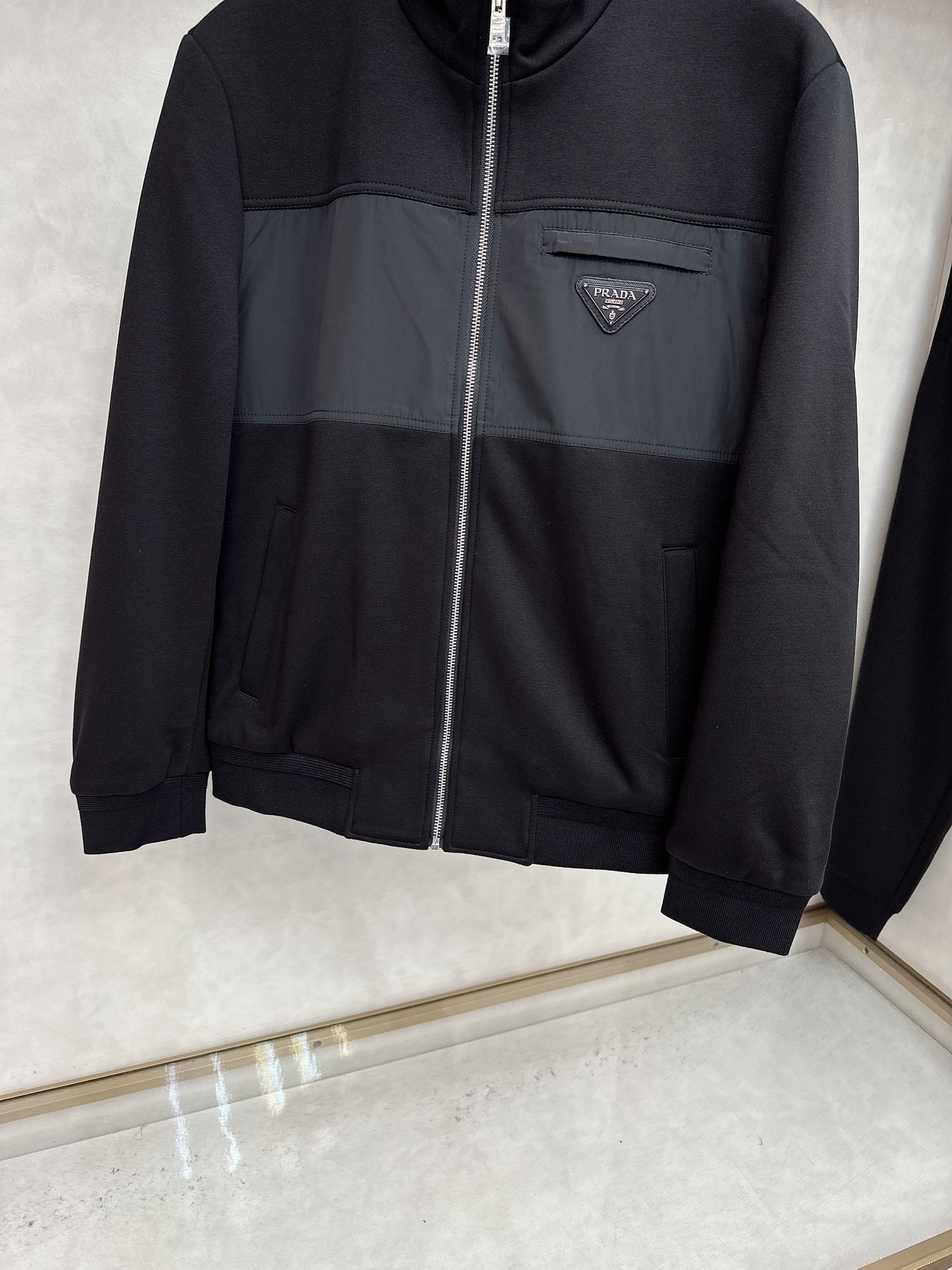 普拉达 2025秋冬新款时尚休闲套装 品牌经典LOGO ，舒适度极好，手触感强烈。辨识度极高 定制进口面