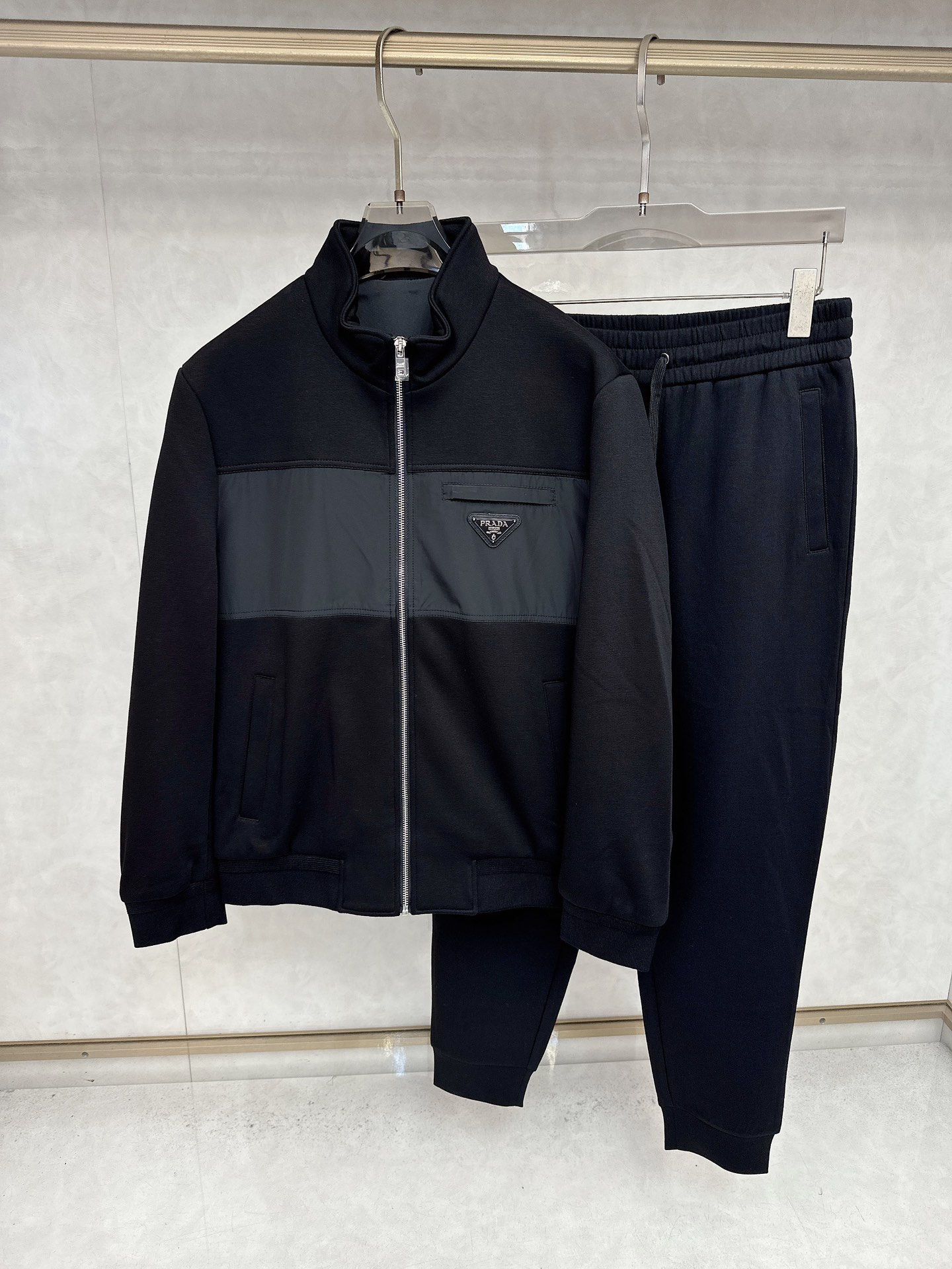 普拉达 2025秋冬新款时尚休闲套装 品牌经典LOGO ，舒适度极好，手触感强烈。辨识度极高 定制进口面