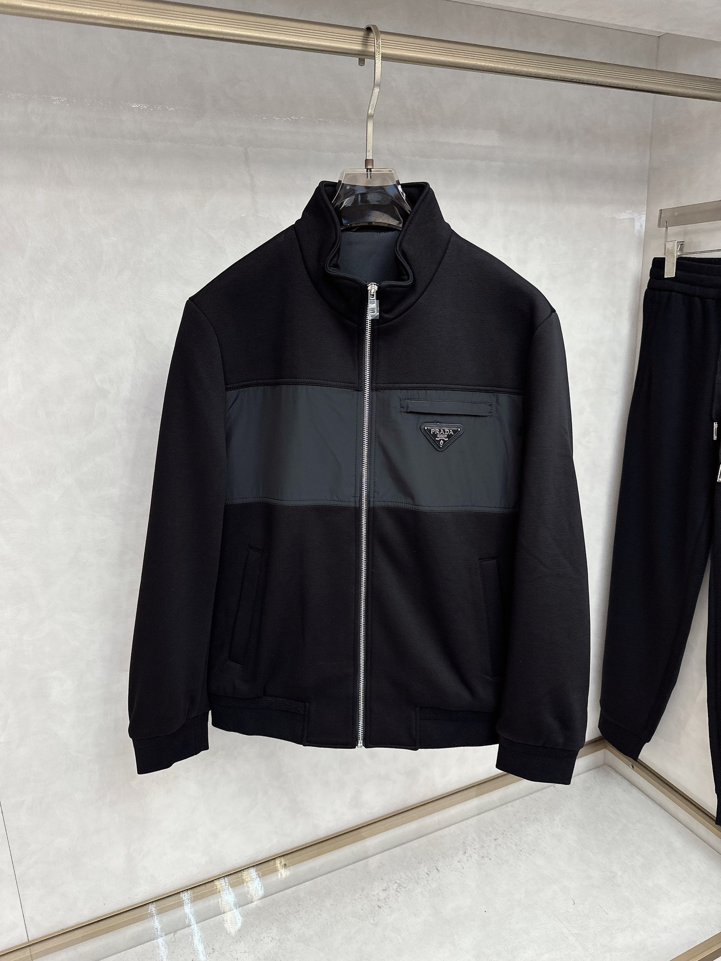 普拉达 2025秋冬新款时尚休闲套装 品牌经典LOGO ，舒适度极好，手触感强烈。辨识度极高 定制进口面