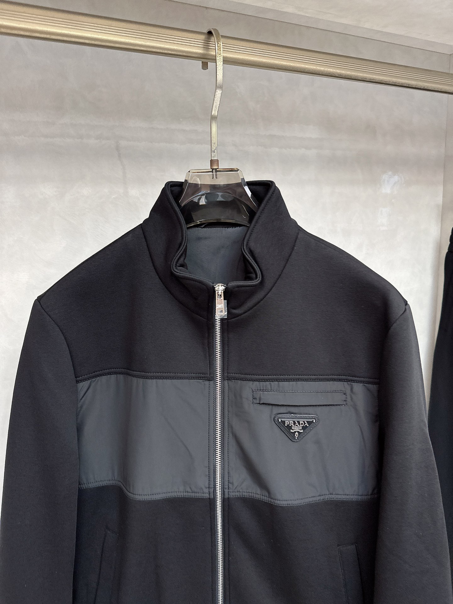 普拉达 2025秋冬新款时尚休闲套装 品牌经典LOGO ，舒适度极好，手触感强烈。辨识度极高 定制进口面