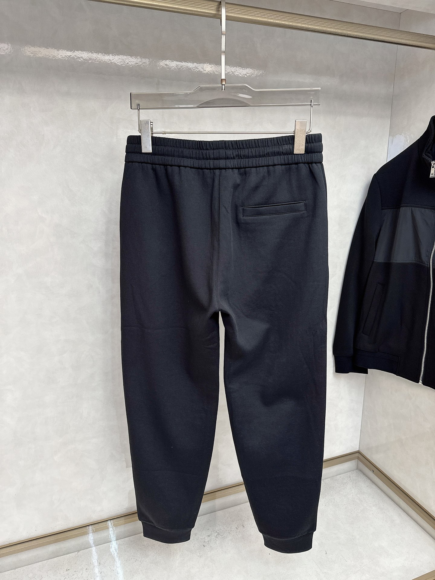 普拉达 2025秋冬新款时尚休闲套装 品牌经典LOGO ，舒适度极好，手触感强烈。辨识度极高 定制进口面