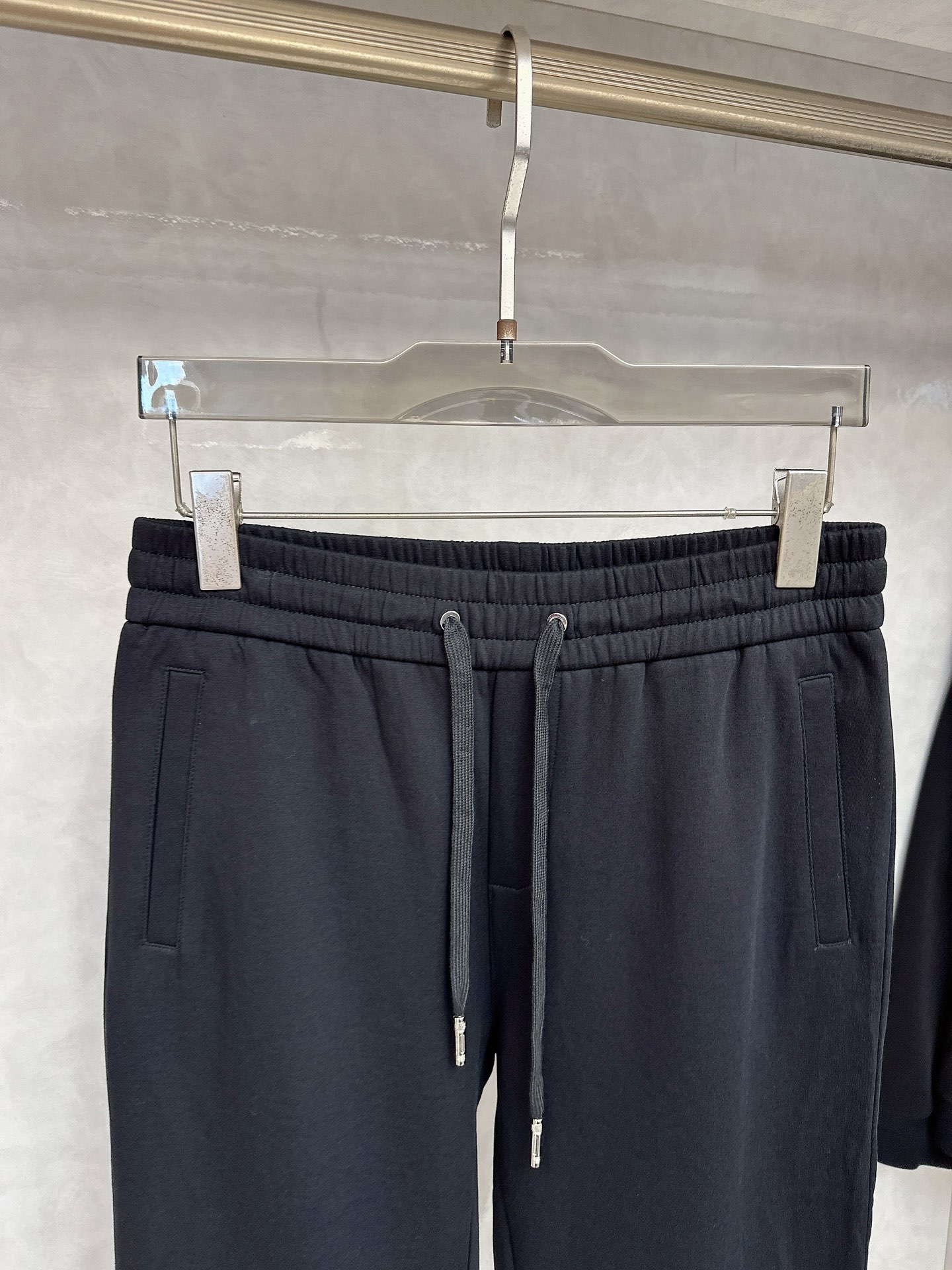 普拉达 2025秋冬新款时尚休闲套装 品牌经典LOGO ，舒适度极好，手触感强烈。辨识度极高 定制进口面