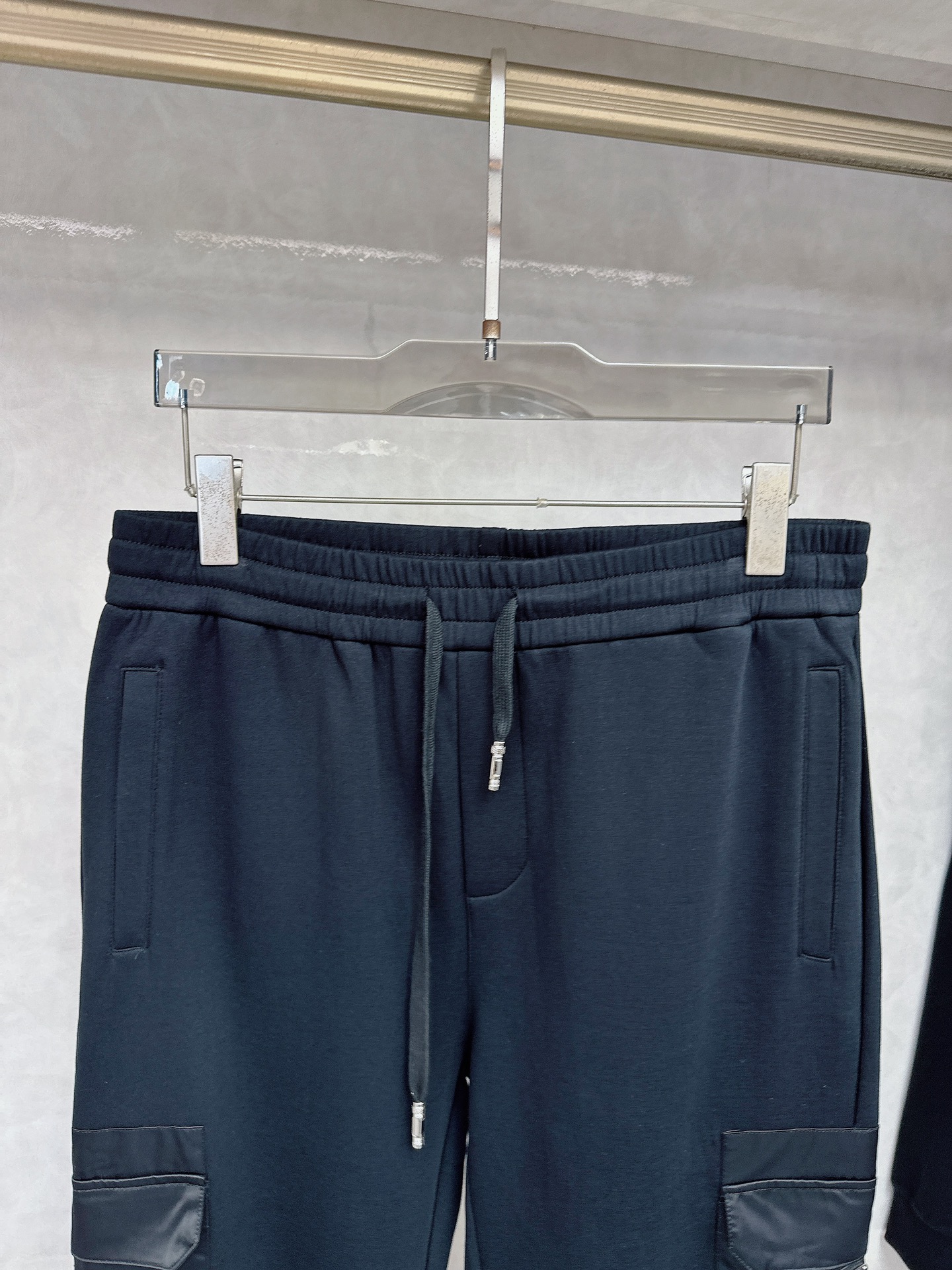 普拉达 2025秋冬新款时尚休闲套装 品牌经典LOGO ，舒适度极好，手触感强烈。辨识度极高 定制进口面