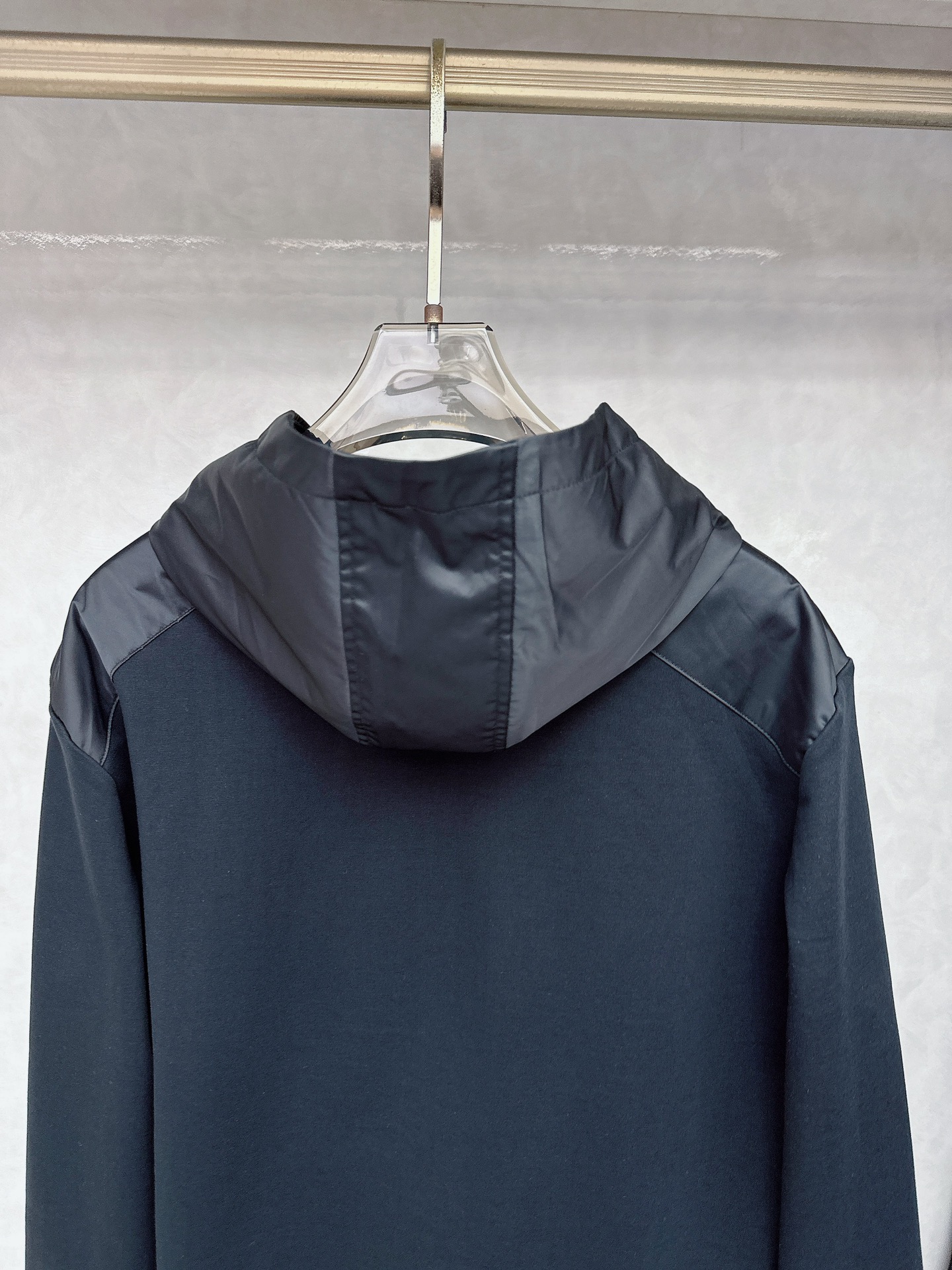 普拉达 2025秋冬新款时尚休闲套装 品牌经典LOGO ，舒适度极好，手触感强烈。辨识度极高 定制进口面