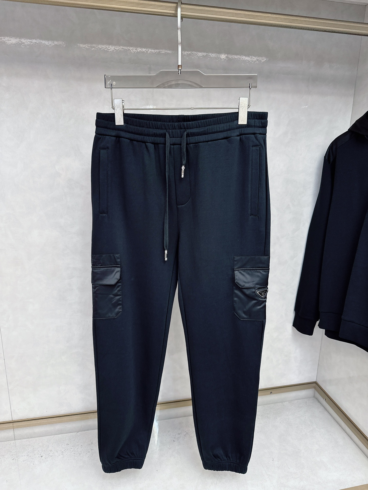 普拉达 2025秋冬新款时尚休闲套装 品牌经典LOGO ，舒适度极好，手触感强烈。辨识度极高 定制进口面