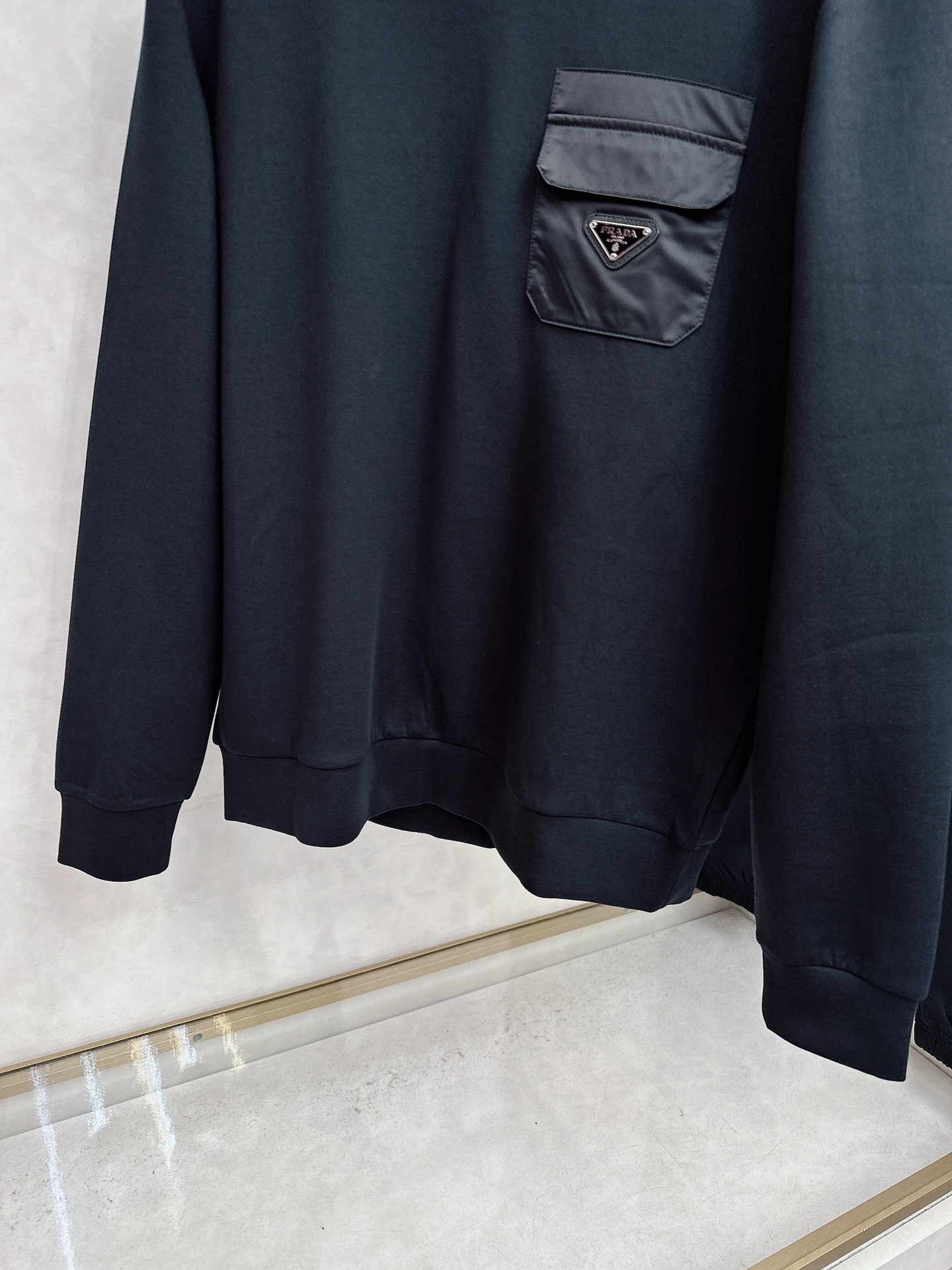 普拉达 2025秋冬新款时尚休闲套装 品牌经典LOGO ，舒适度极好，手触感强烈。辨识度极高 定制进口面
