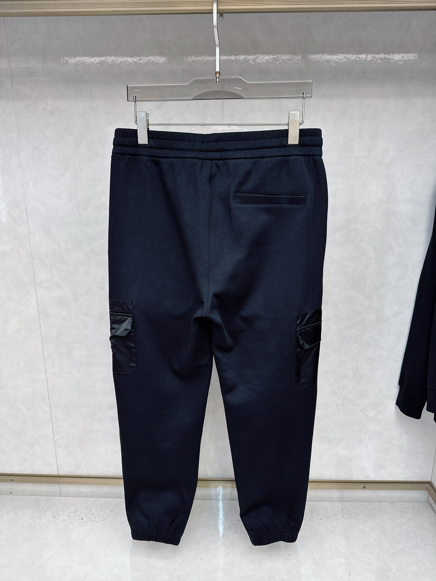 普拉达 2025秋冬新款时尚休闲套装 品牌经典LOGO ，舒适度极好，手触感强烈。辨识度极高 定制进口面