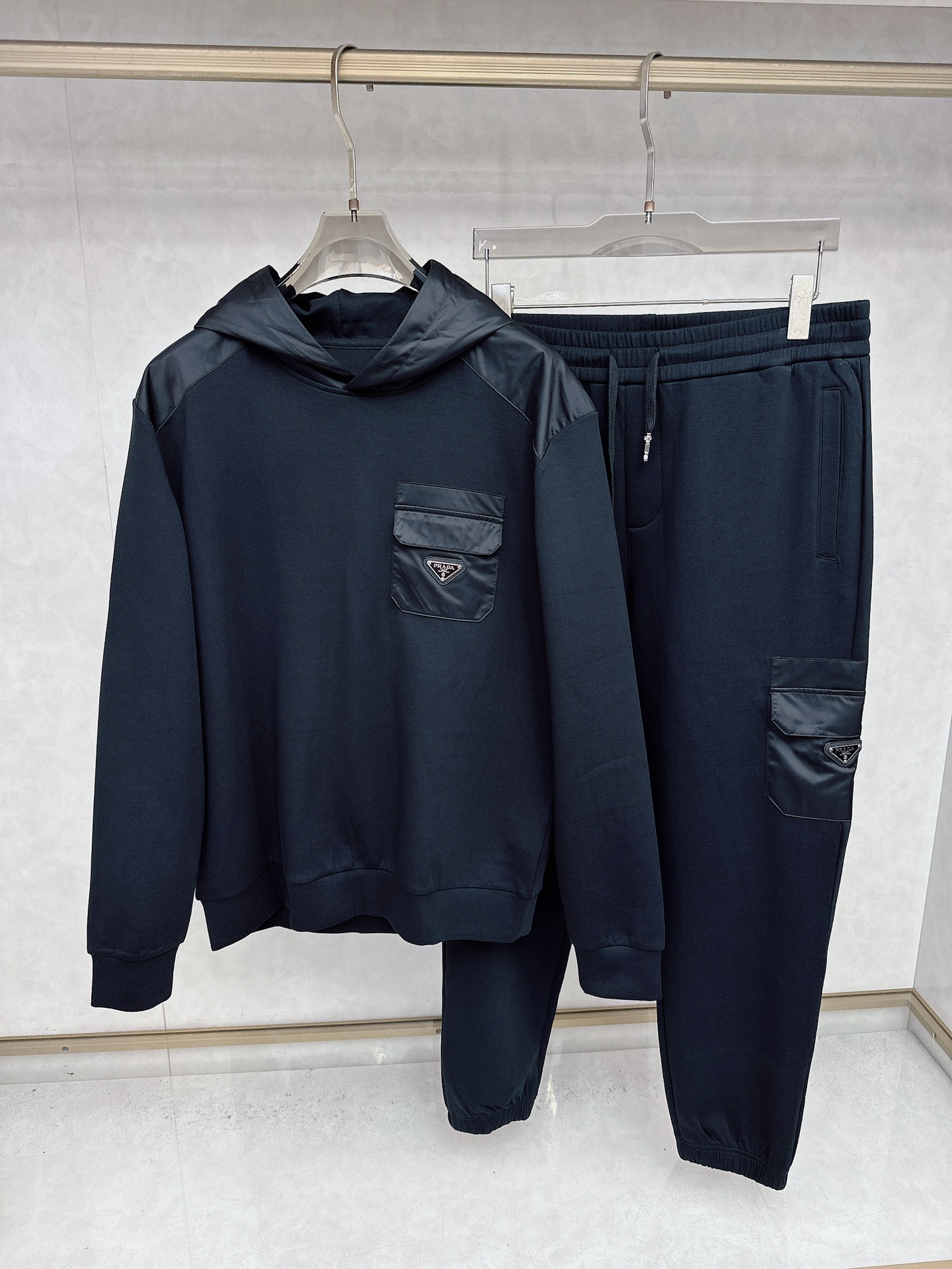 普拉达 2025秋冬新款时尚休闲套装 品牌经典LOGO ，舒适度极好，手触感强烈。辨识度极高 定制进口面